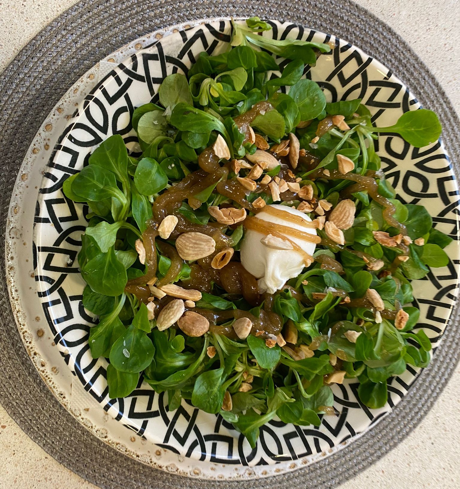 Карамель буррата в салате из ягненка с миндалем и винегретом из цветочного меда и инжиром