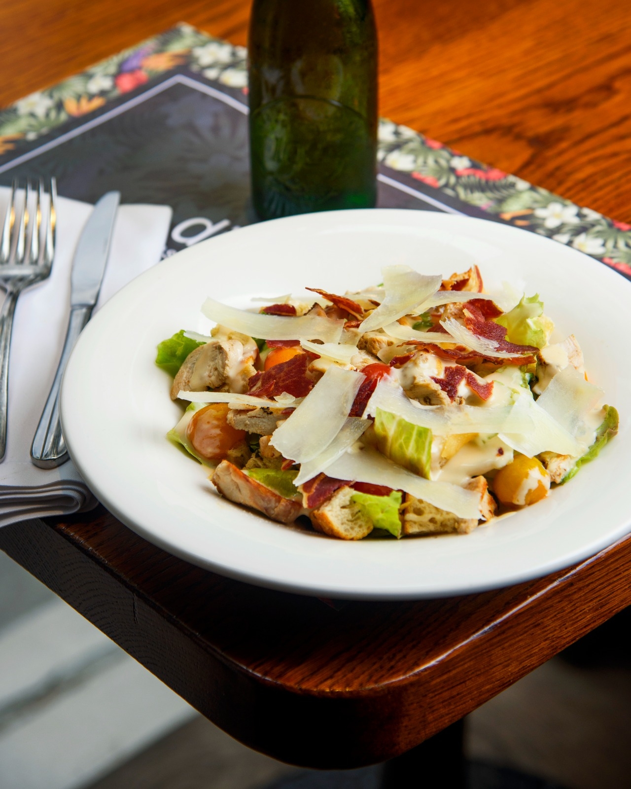 Ensalada César a lo Manchego con pollo, queso manchego D.O. y crujiente jamón ibérico