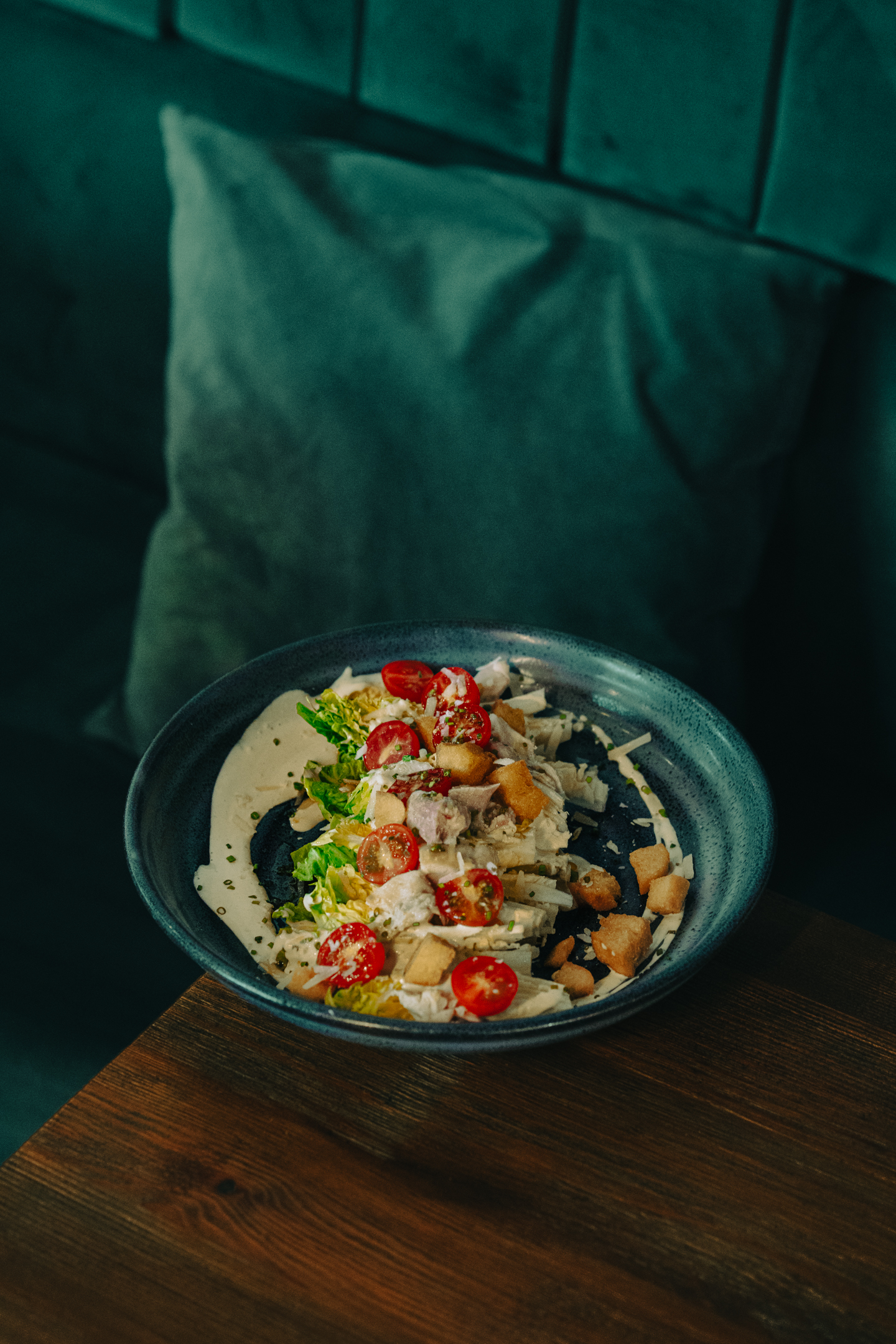 Ensalada cesar de cogollos y pollo braseado