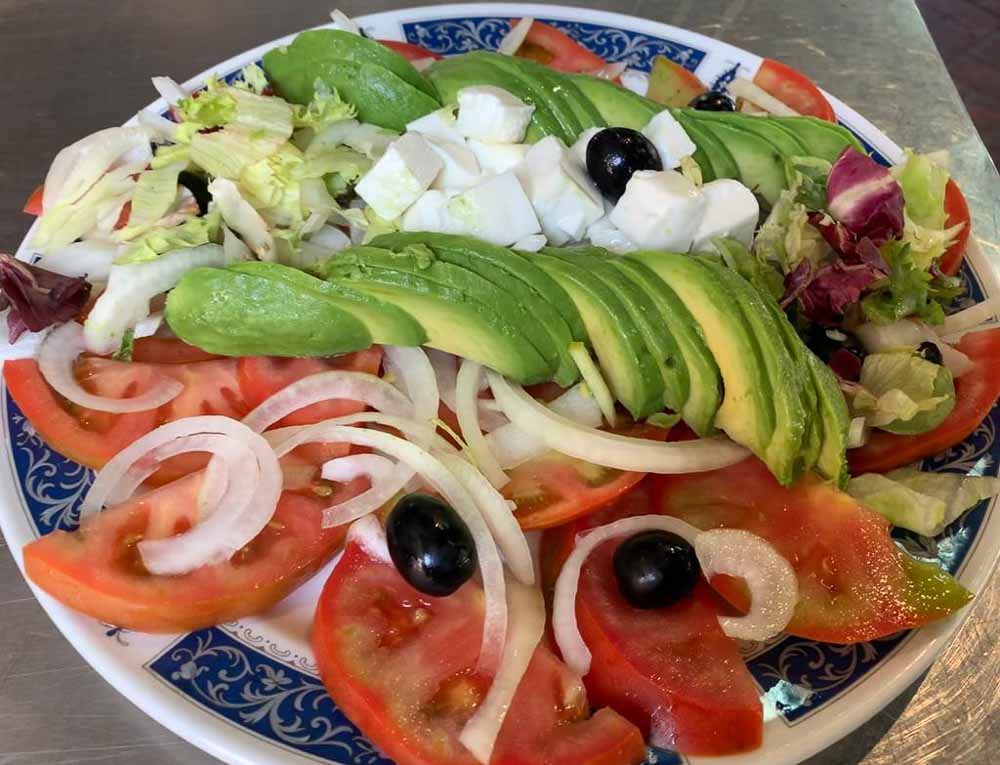 Ensalada de aguacates y queso fresco