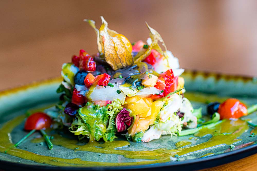 Ensalada de bacalao, cebolla caramelizada y cítricos al aroma de cilantro