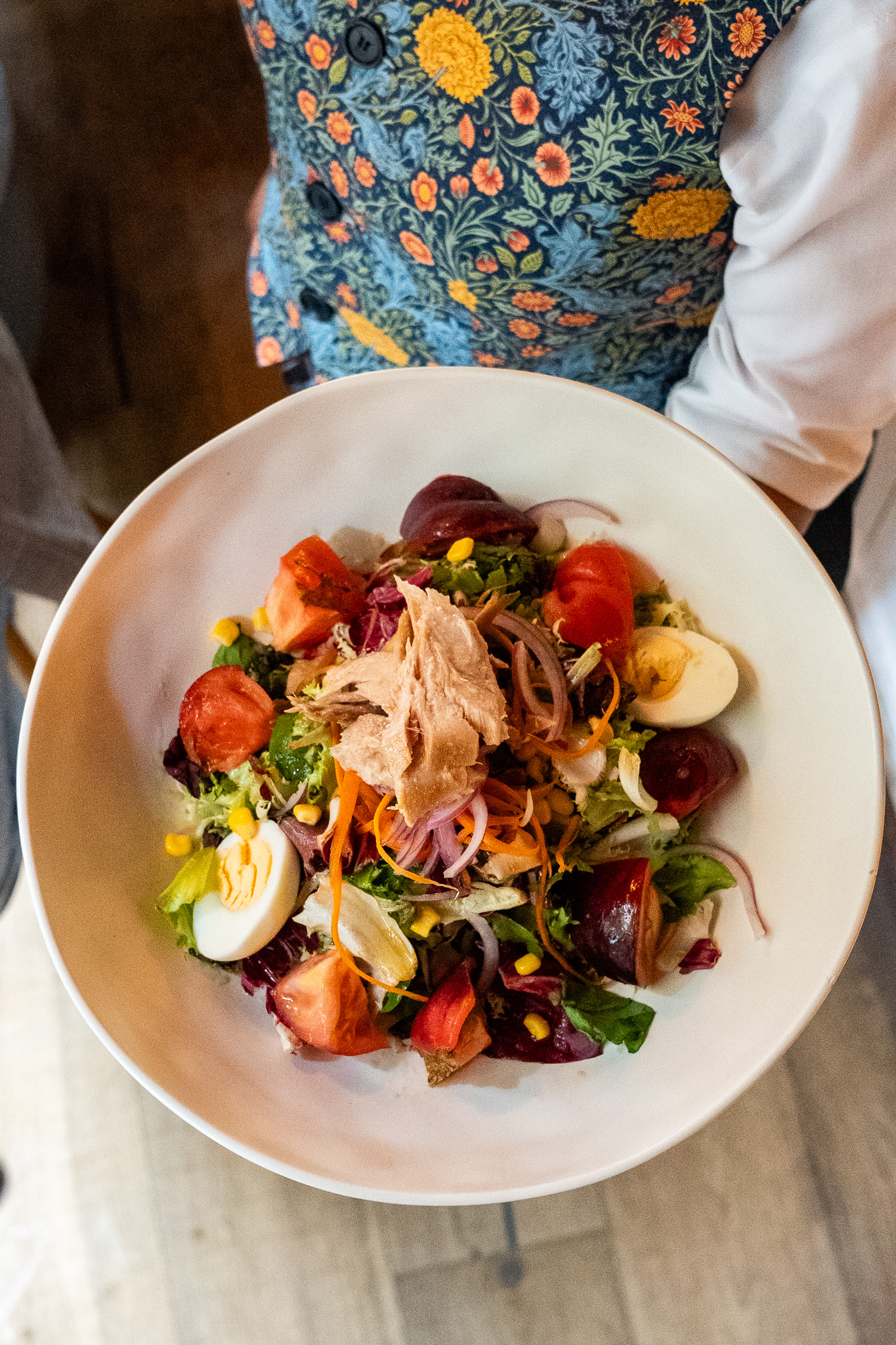 Salada de alface, tomate, cebolinha, atum e ovo cozido