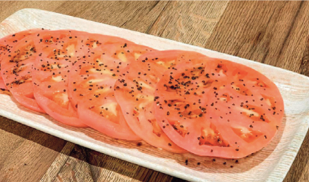 Salada de tomate rosa com lascas de presunto ibérico e espargos selvagens