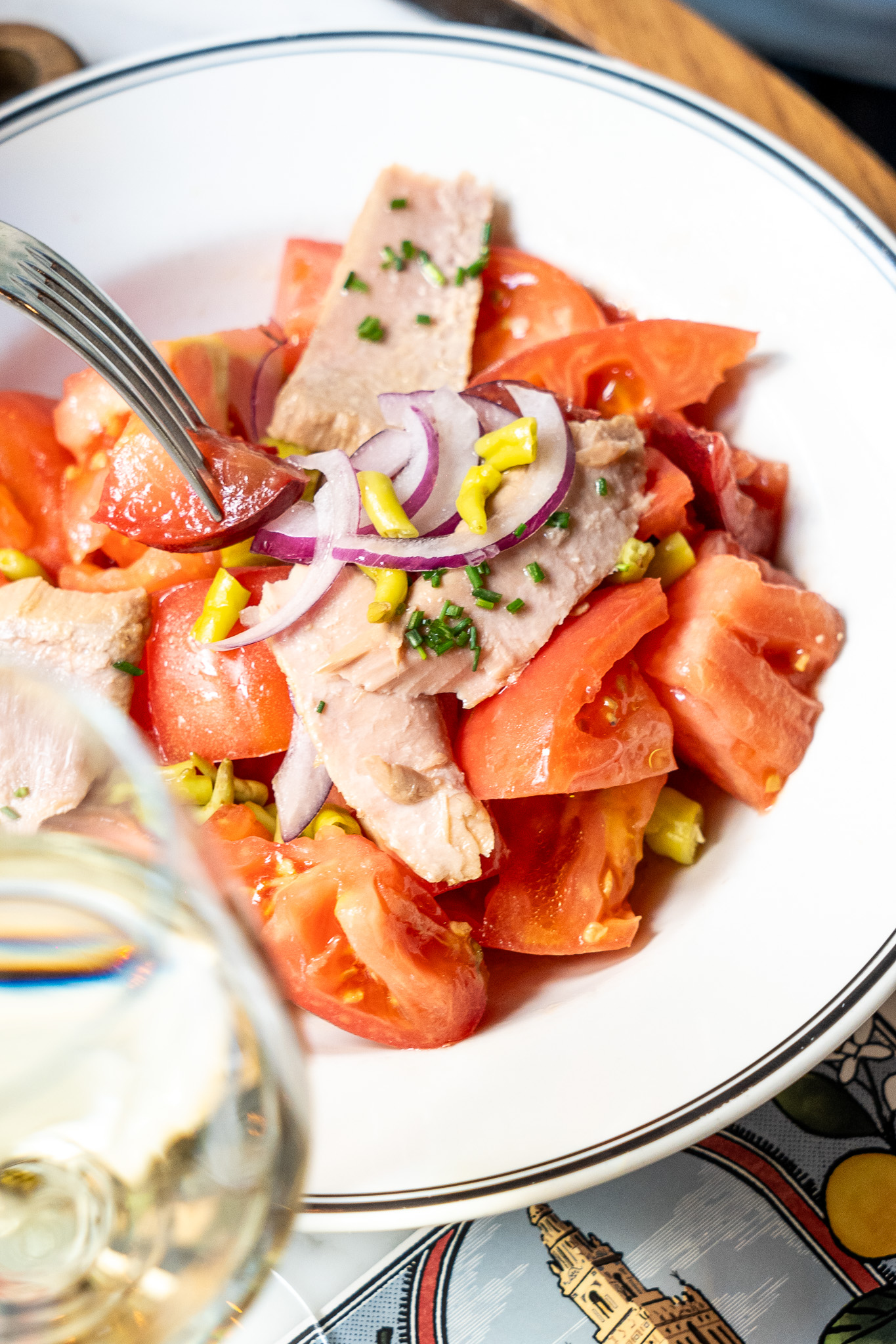 Tomate assaisonnée de ciboulette, piparras et ventrèche de thon