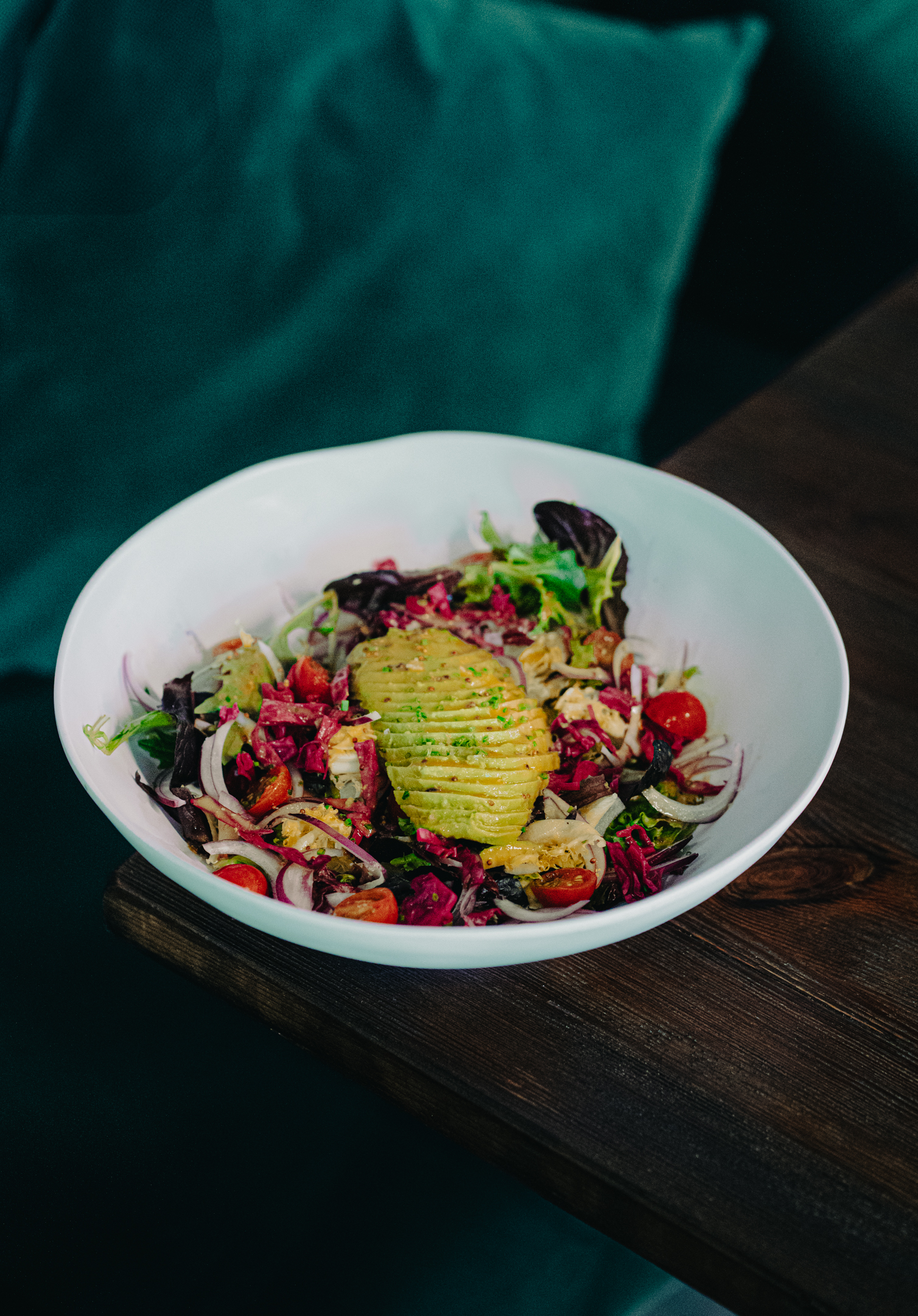 Ensalada verde de aguacate, tomates cherry y col lombarda con aliño de mostaza y lima