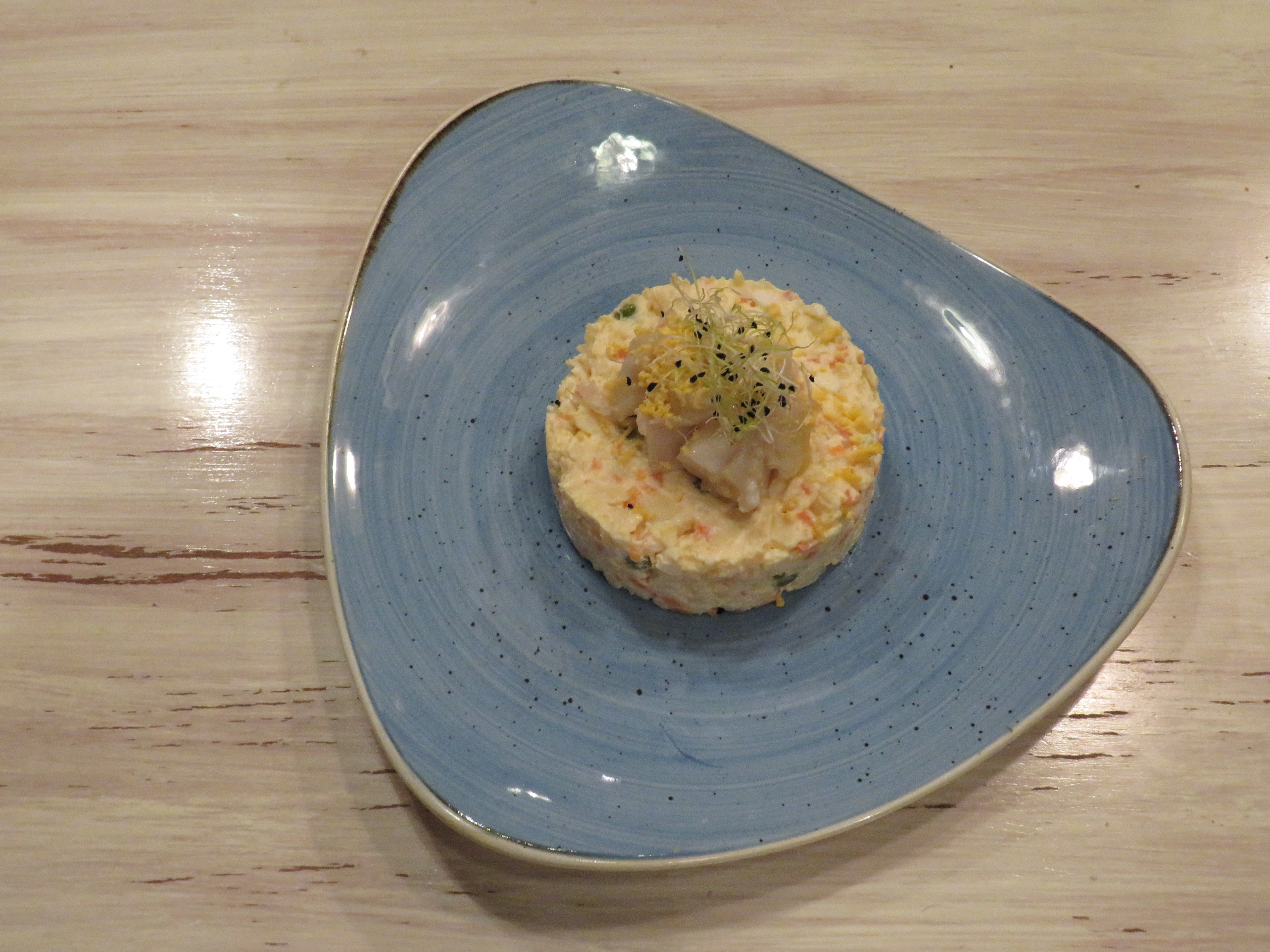 Ensaladilla clásica con lascas de bacalao.