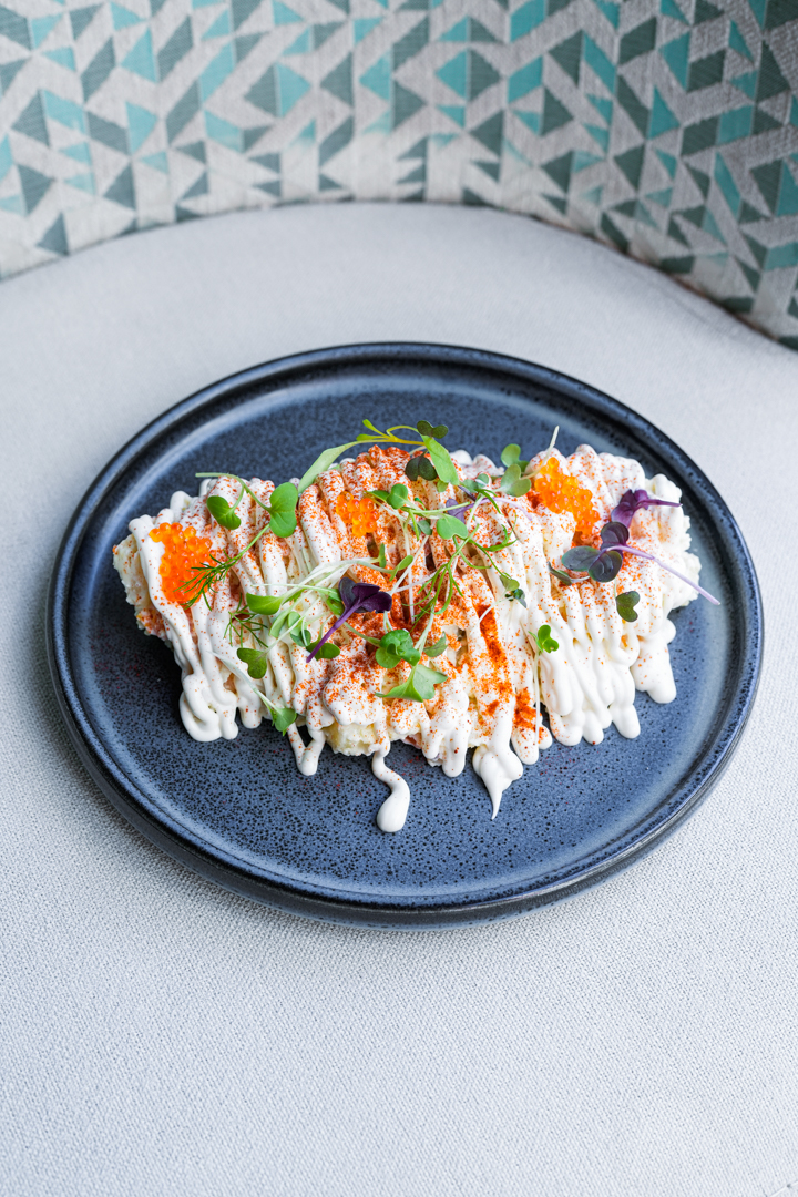 Salada de salmão marinado, picles e ovas de truta