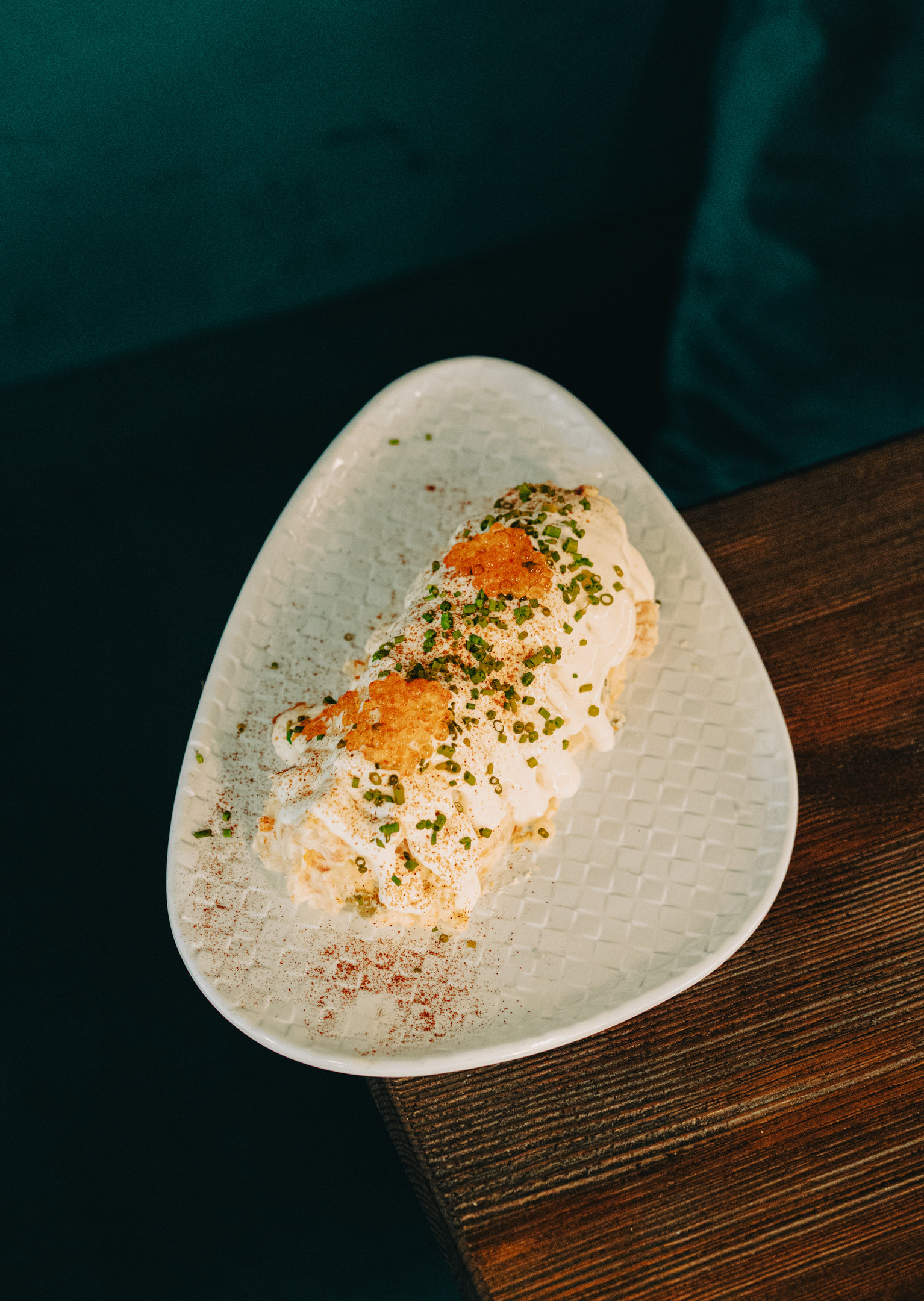 Ensaladilla de salmón marinado, encurtidos y huevas de trucha