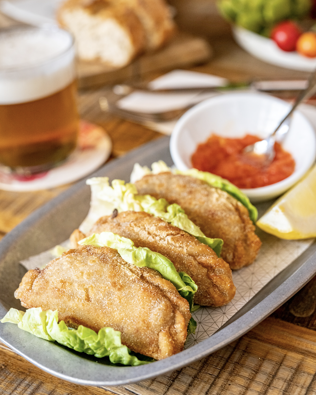 Empanada argentina de carne y tomate rallado con rocoto