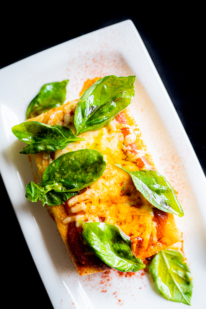 Focaccia, sofrito de tomate, queso emmental y albahaca