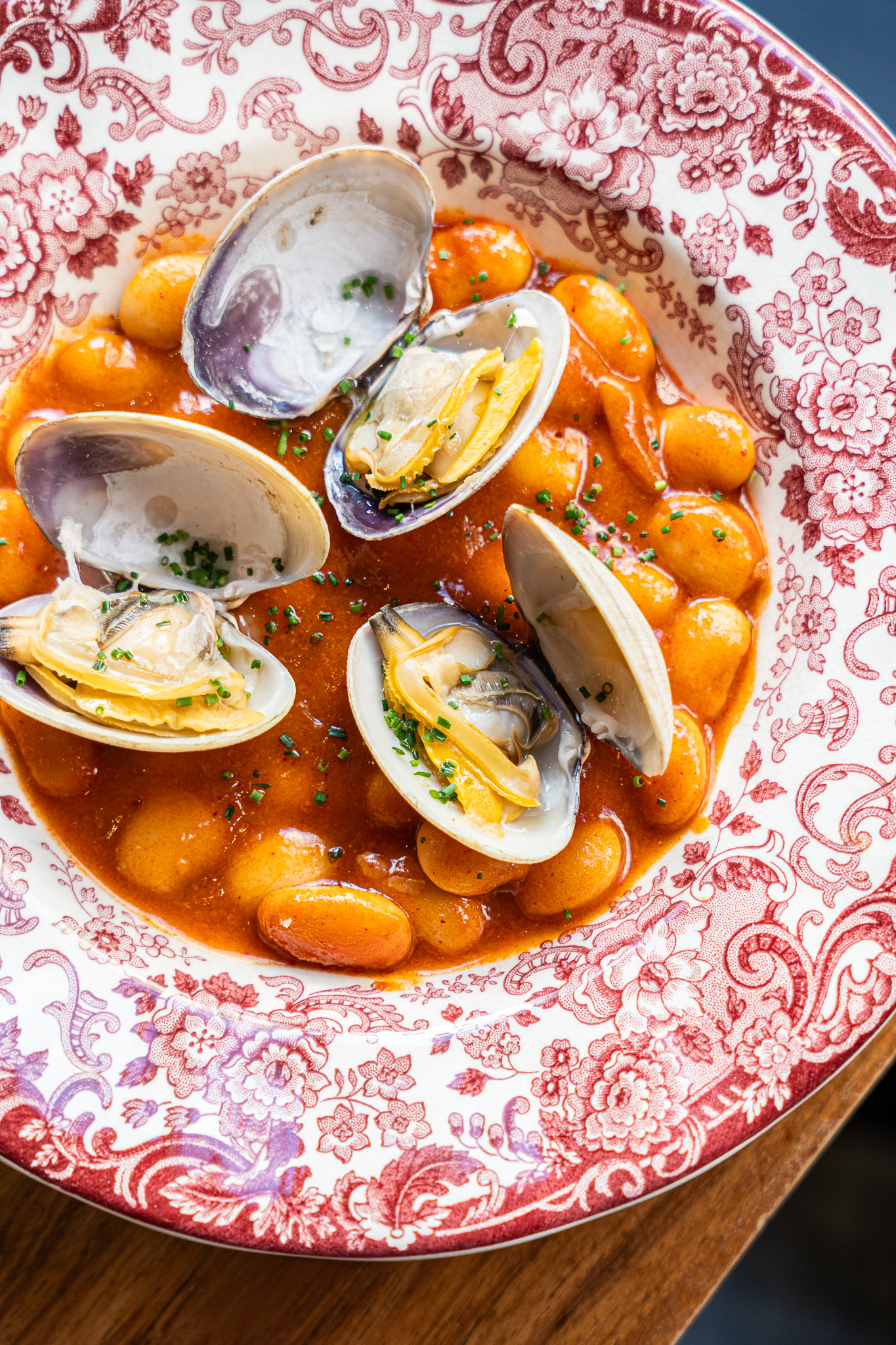 Guiso marino de fabes con almejas de Carril
