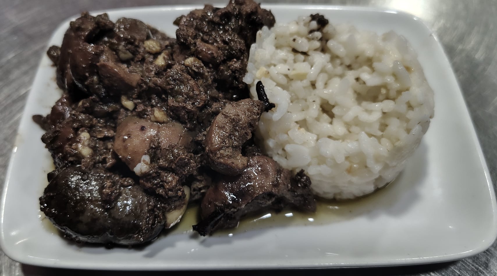 Rins de carne cozidos em molho de vinho