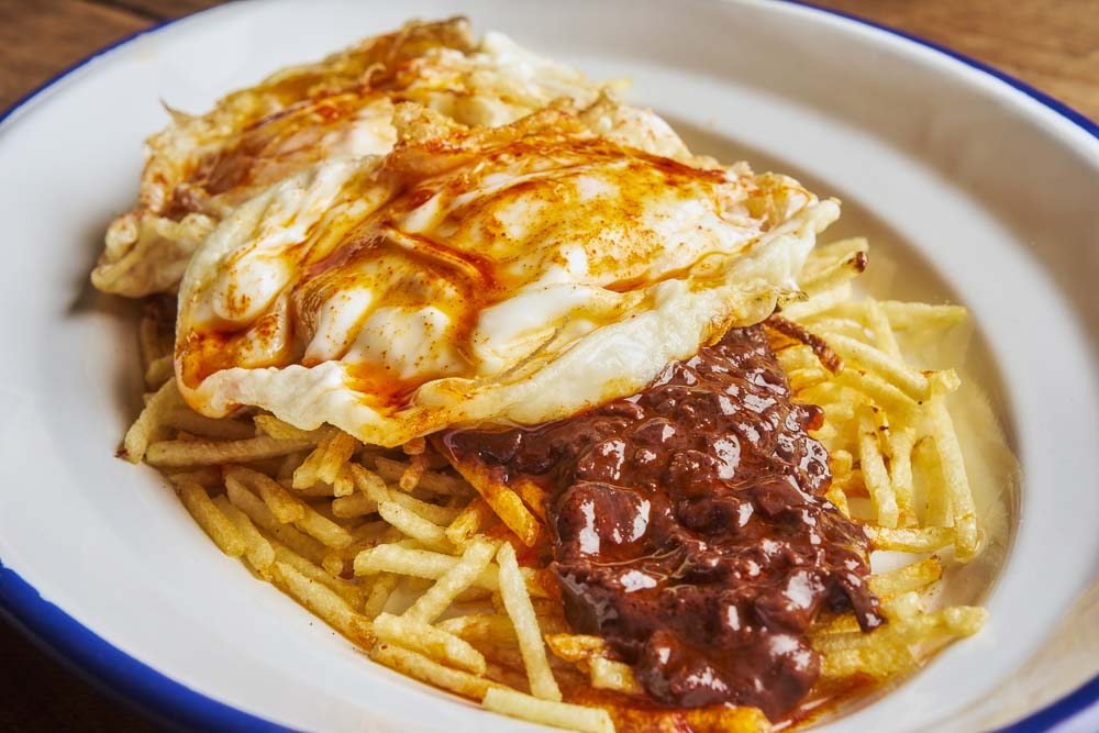 Huevos rotos con morcilla