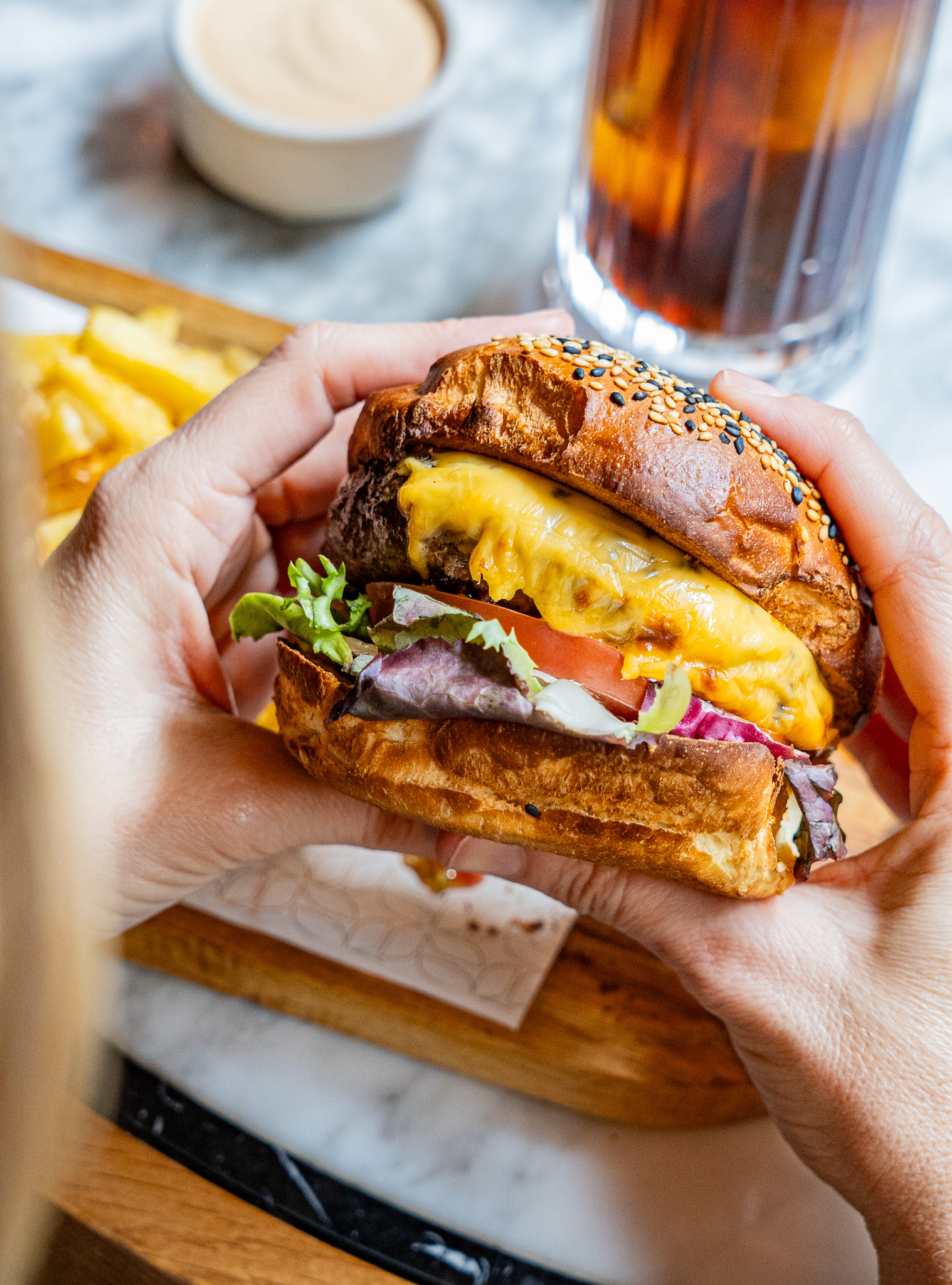 Burger de boeuf avec tomate, laitue et sauce spéciale