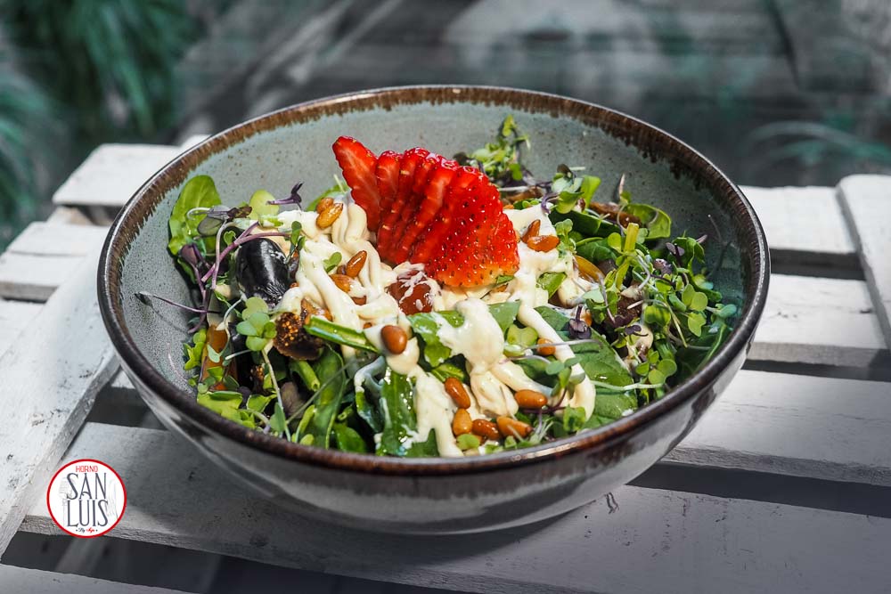 Épinards, yaourt, noix de pin, figue