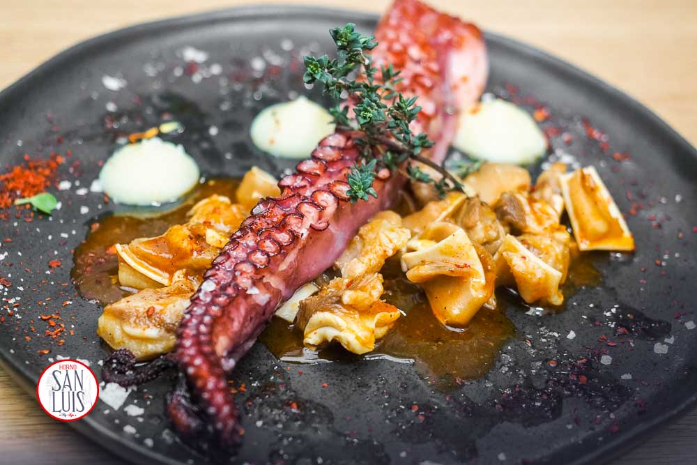  Poulpe grillé avec purée de céleri et ragoût de porc