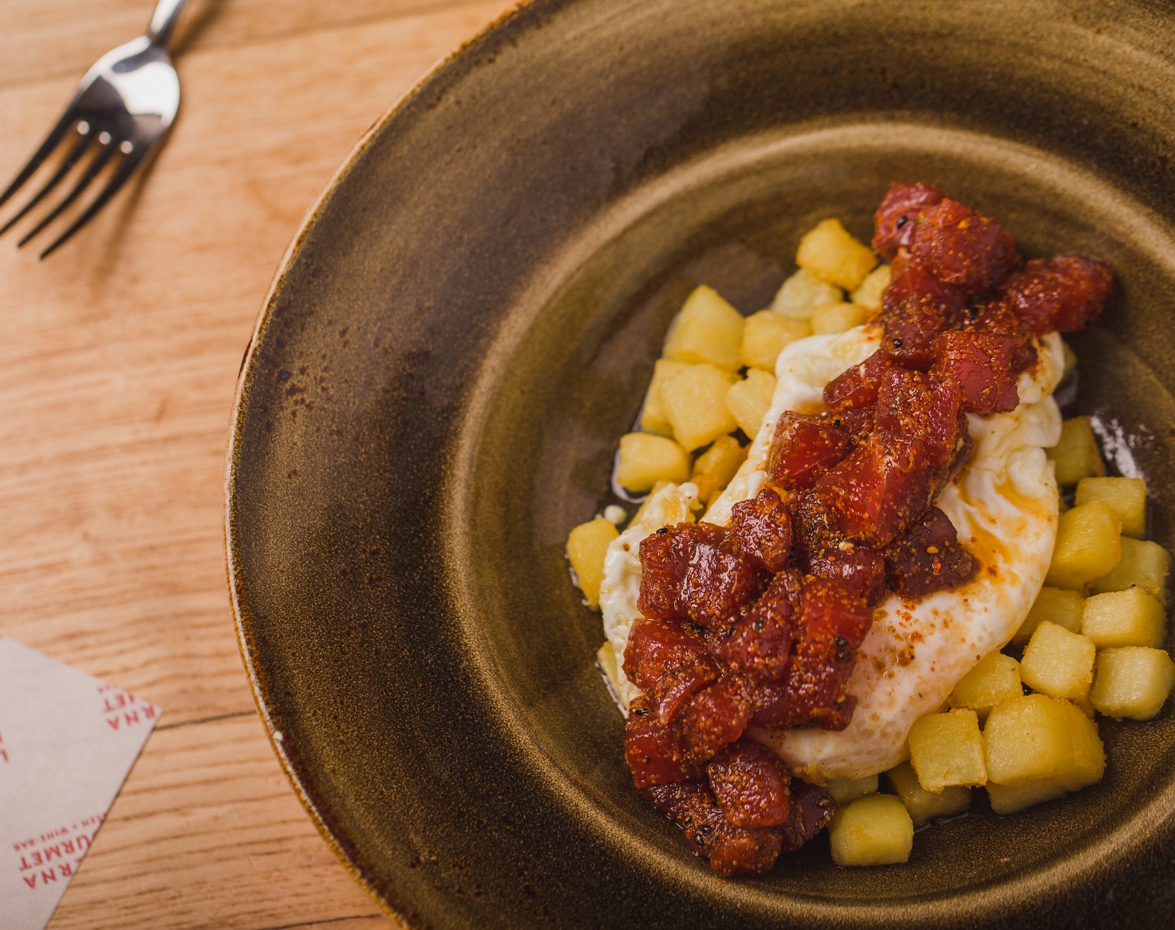 Fried eggs with potatoes and spicy tuna