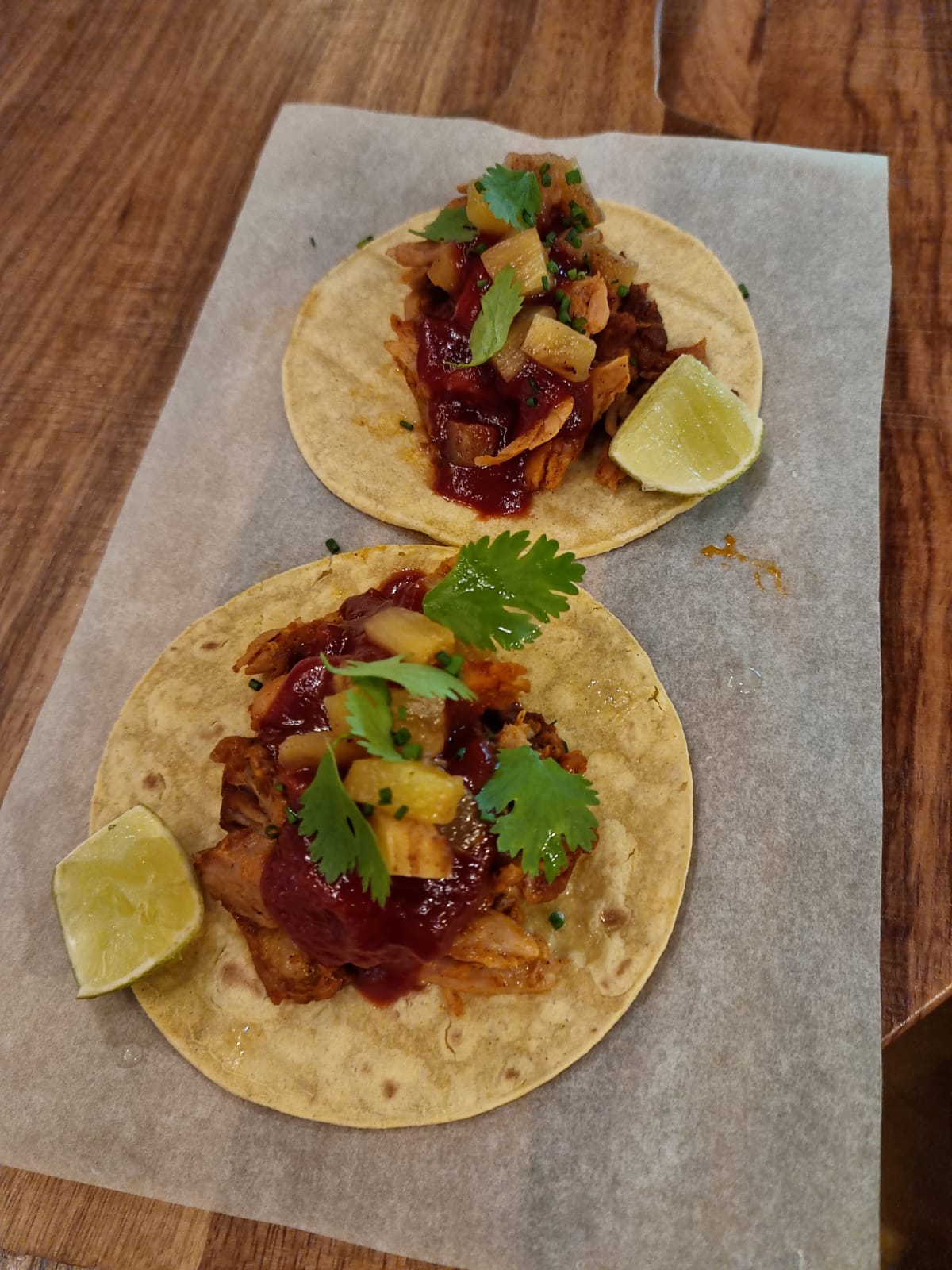 Tacos mit Schweinefleisch, gegrillter Ananas und Barbecue-Sauce