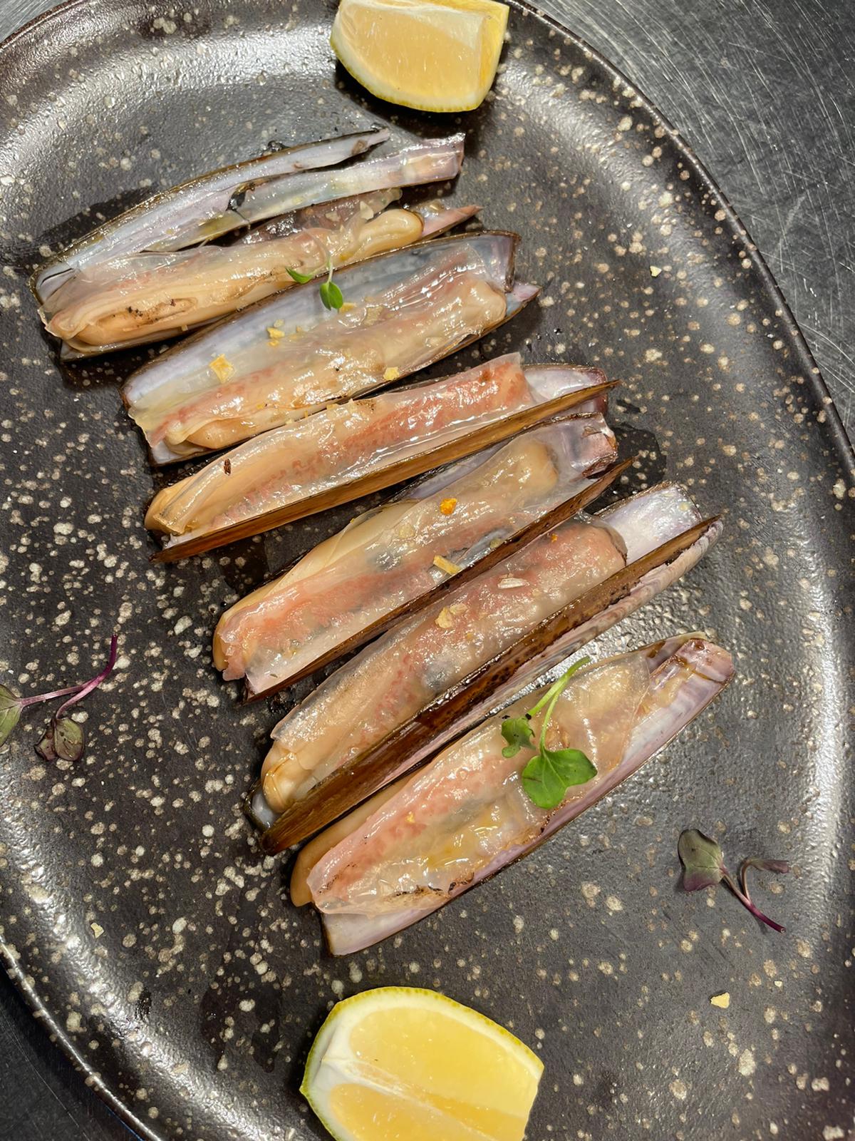 Жареные моллюски-бритвы с иберийским подвесом