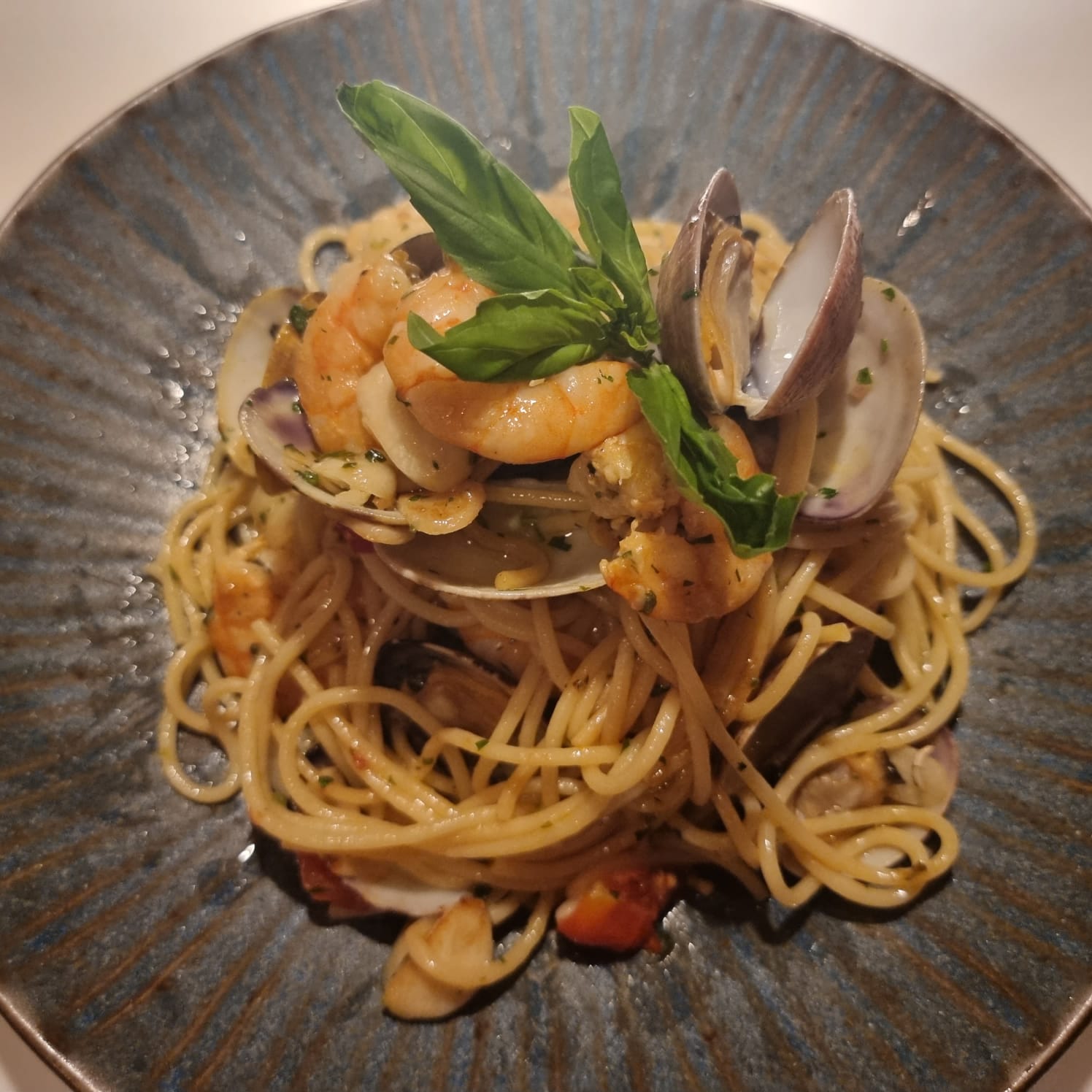 Espaguetis aglio e olio con almejas y langostinos