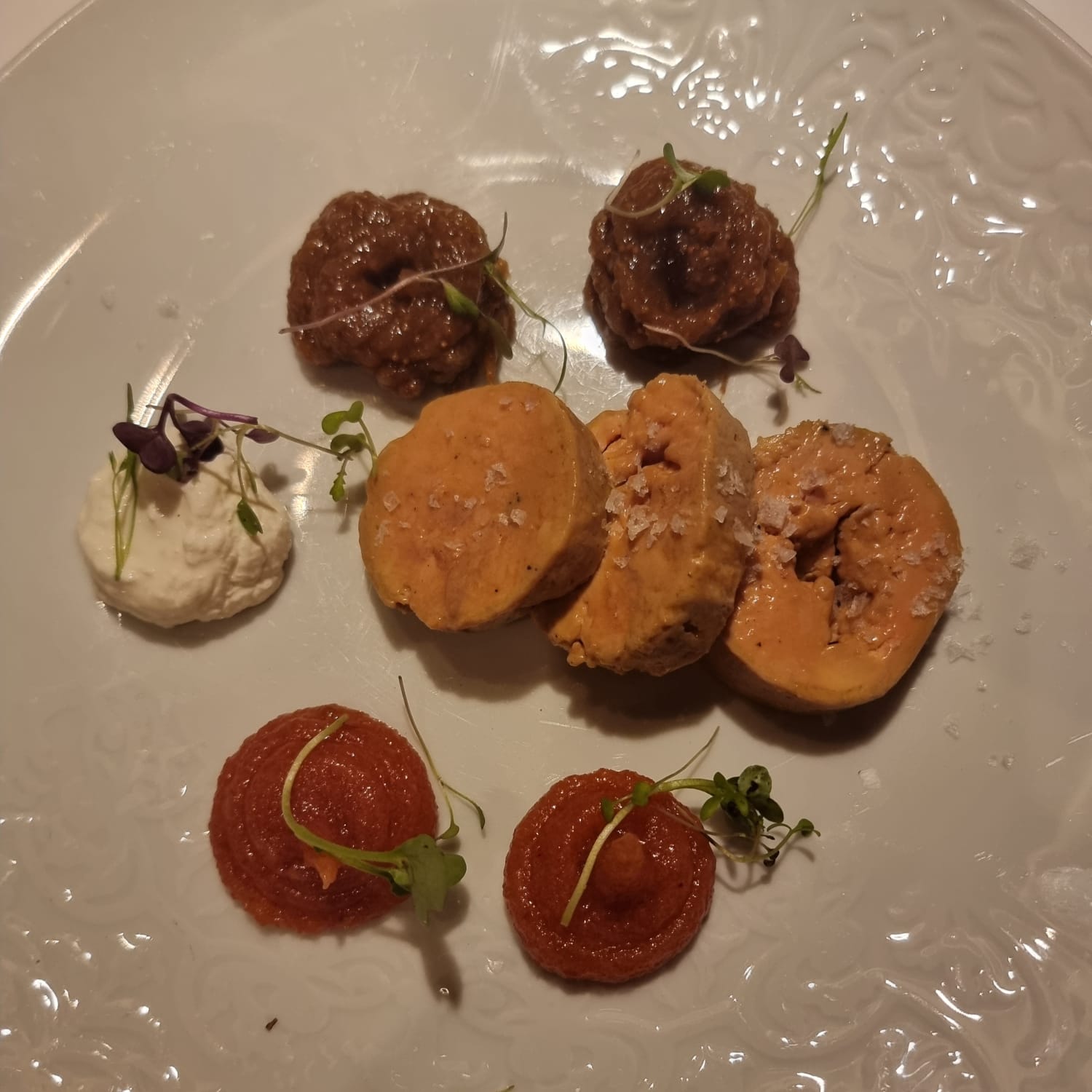 Bombón de foie gras, membrillo, higos secos y yogur de cabra