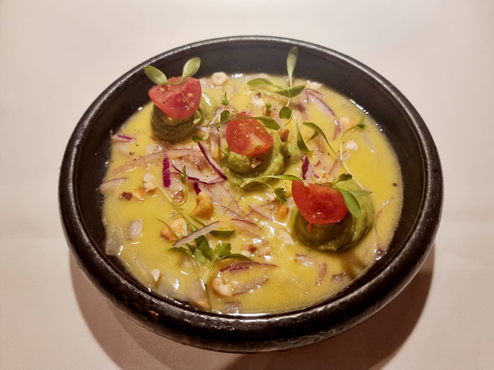 Ceviche de hamachi , leche de tigre, aguacate, kikos y cilantro