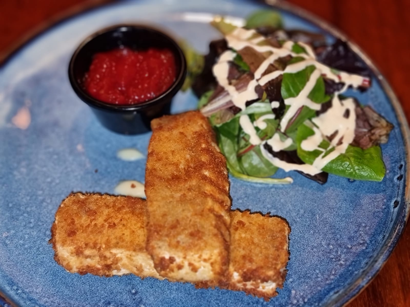 Queso camembert frito con compota de tomate