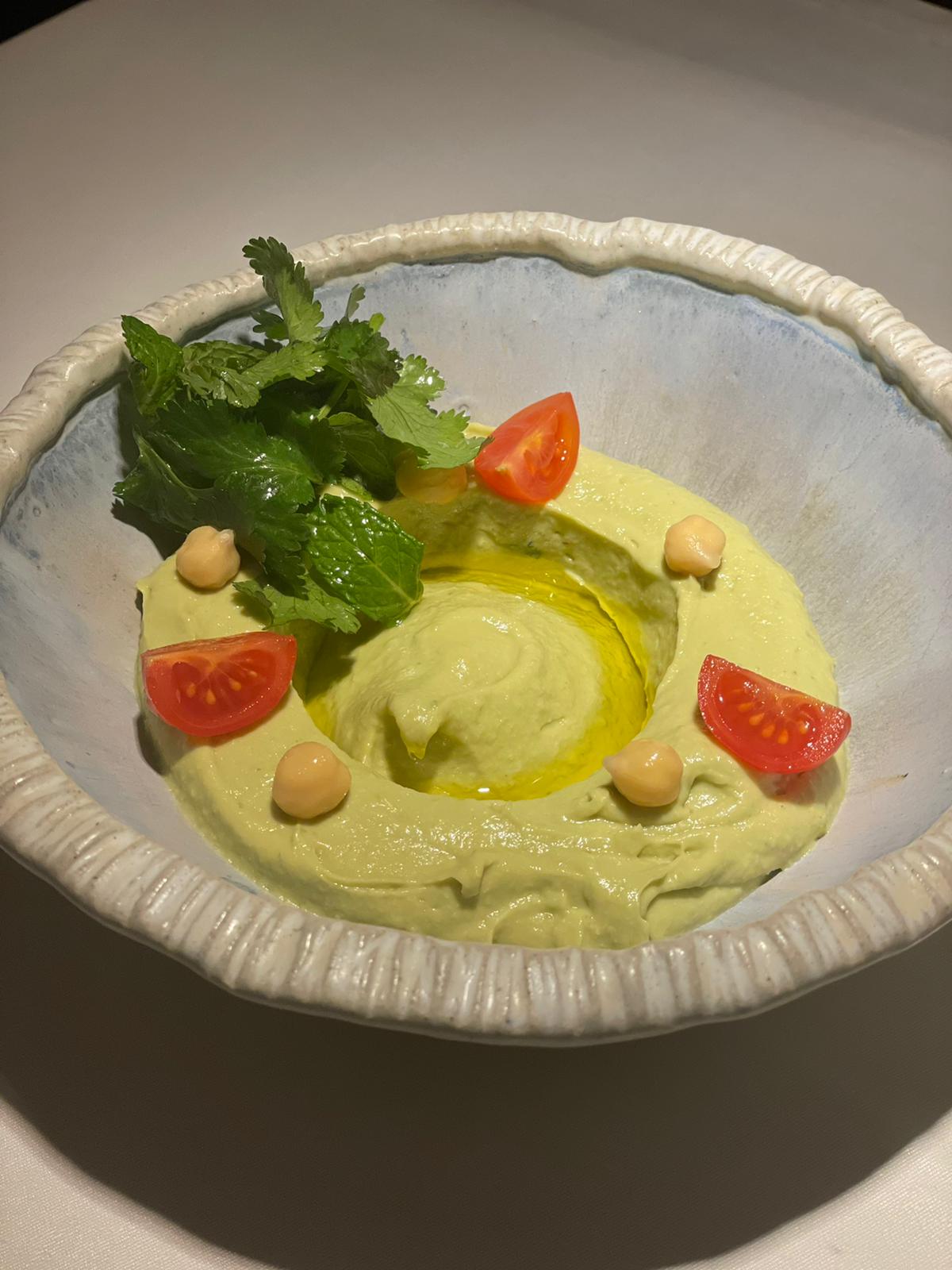 Houmous à l'avocat et pain libanais