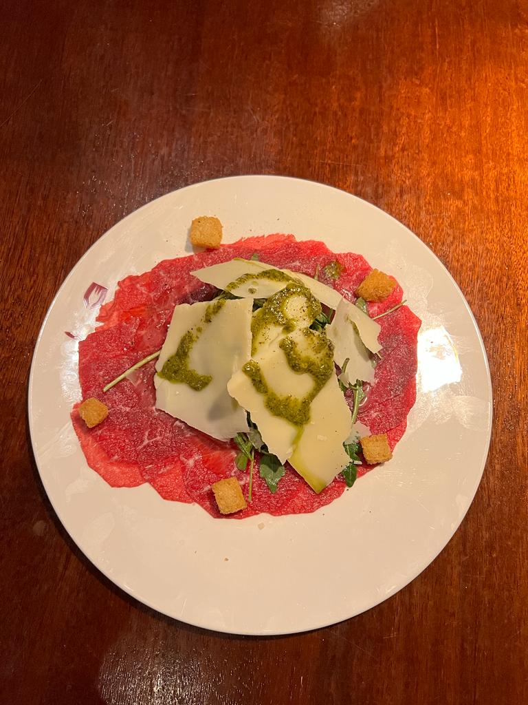 Carpaccio de ternera, parmesano, rúcula y pesto