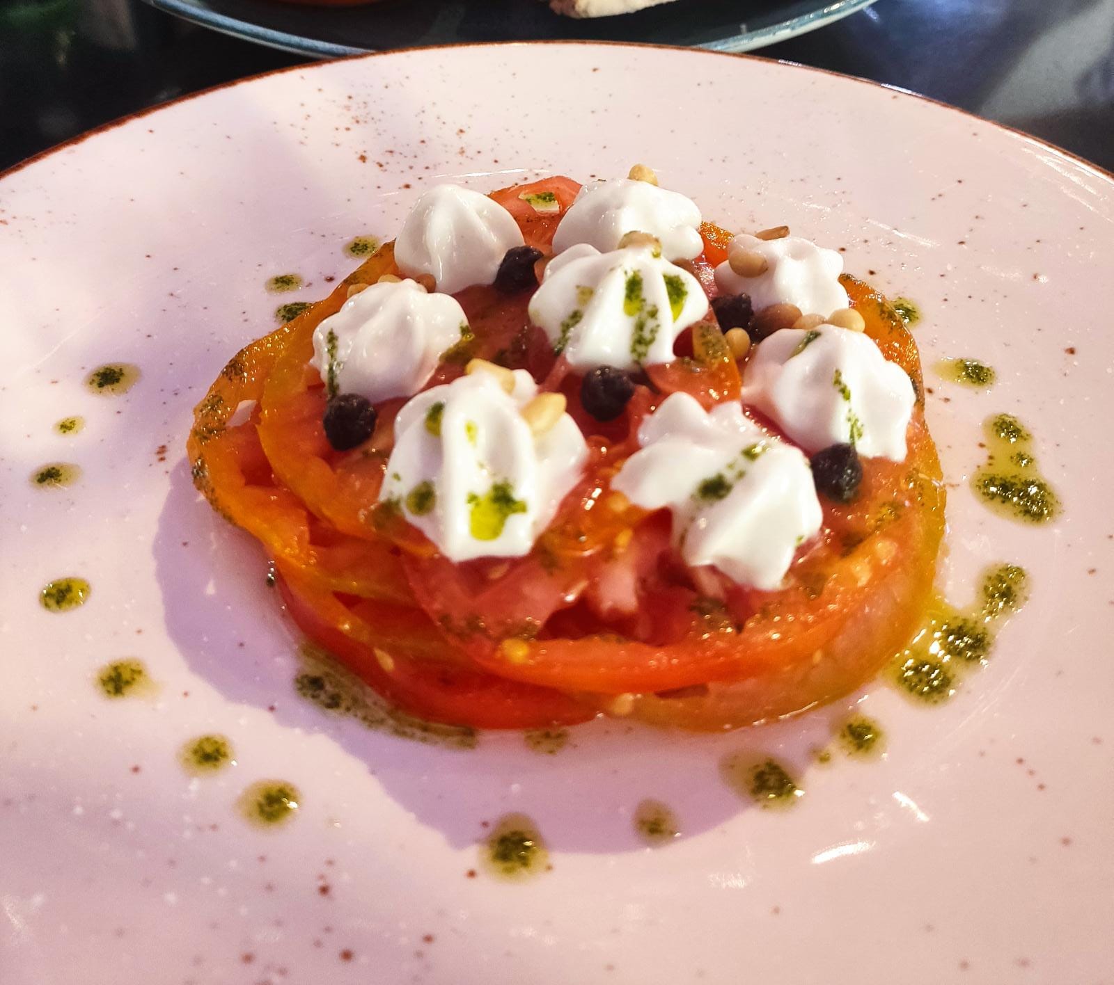 Salada de tomate com creme de queijo azul