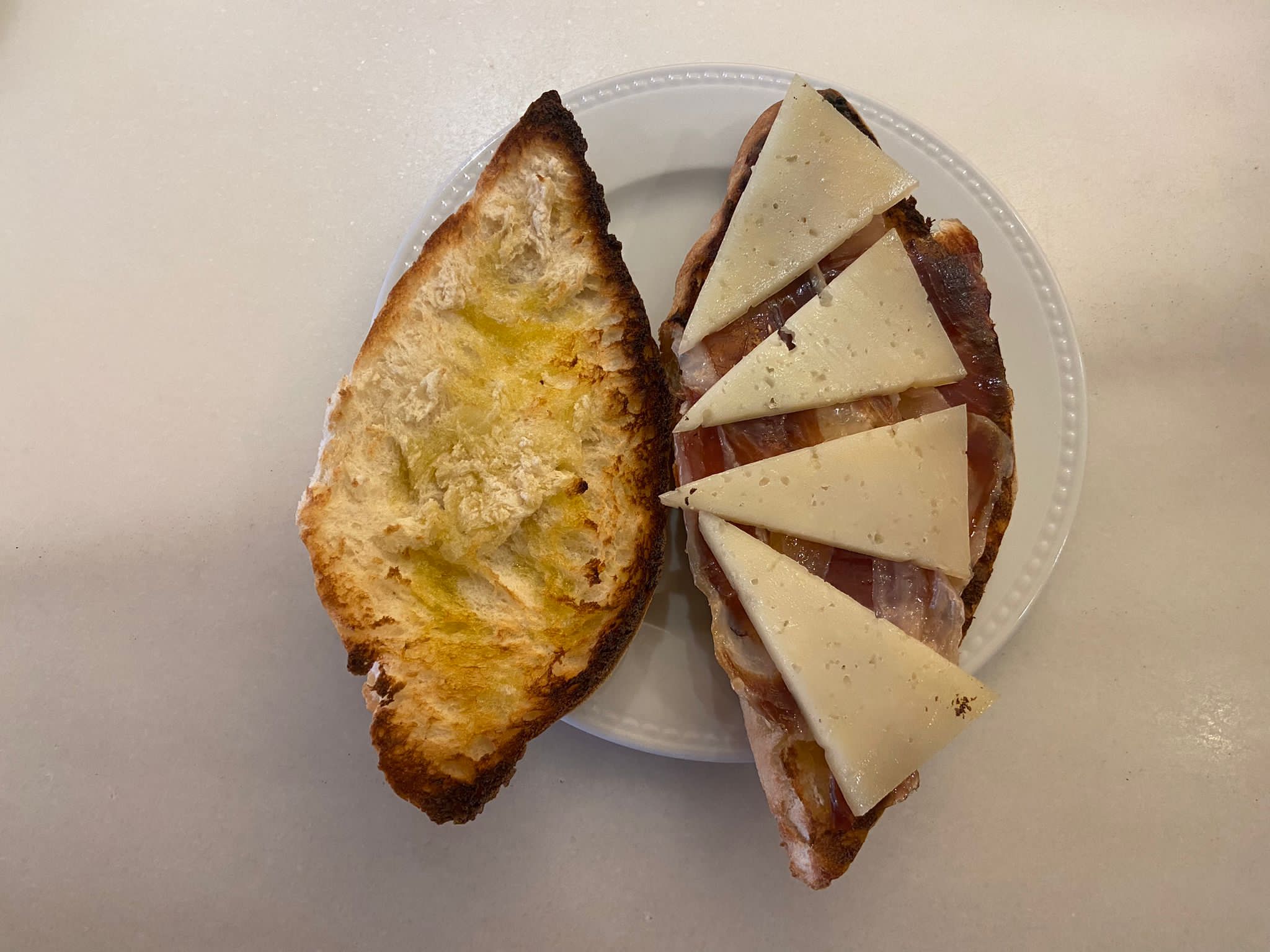 Torrada com azeite ou manteiga e presunto ibérico e queijo Manchego