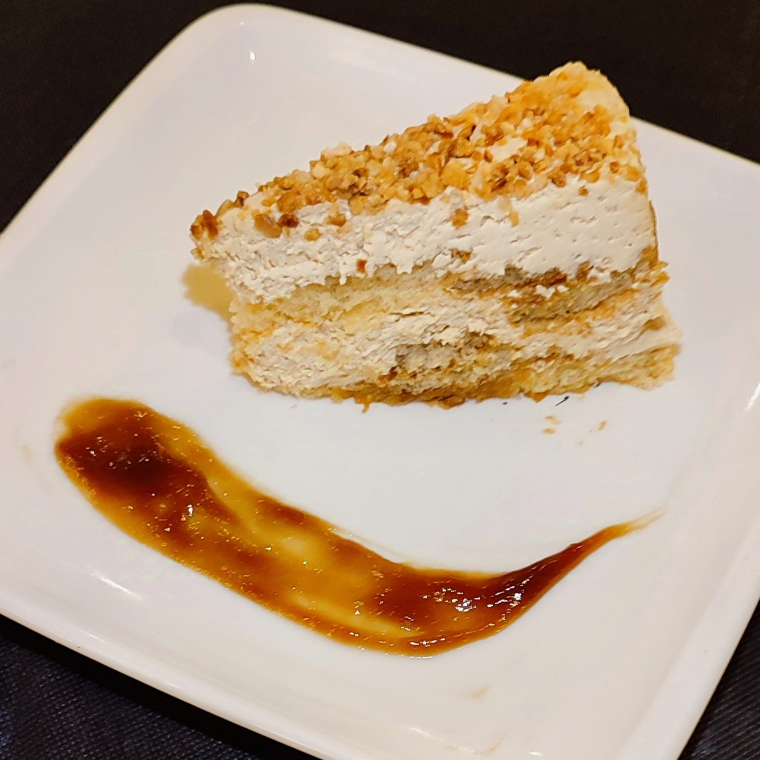 Tarta de crema de turrón con almendras