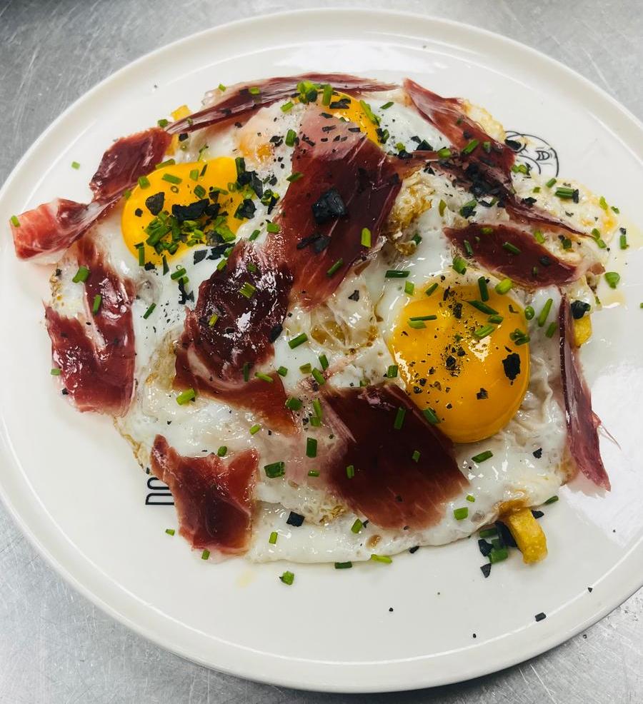 Huevos Rotos con Jamón Ibérico. 