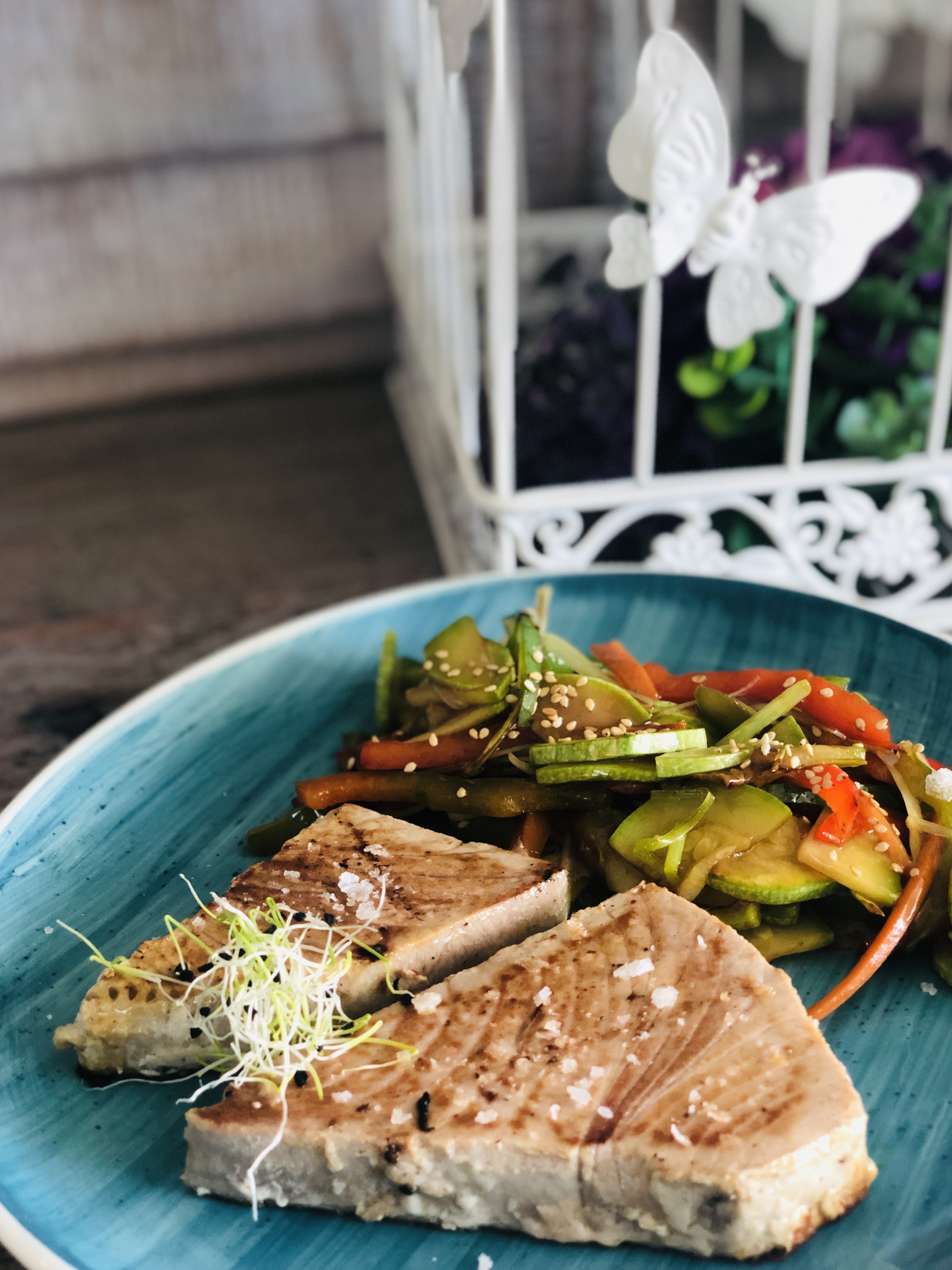Grilled tuna with vegetable wok