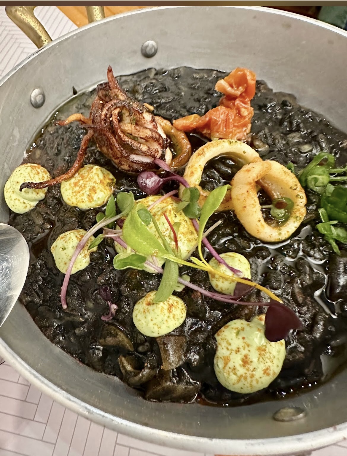 Schwarzer Reis mit Tintenfisch und Petersilie Ali Oli