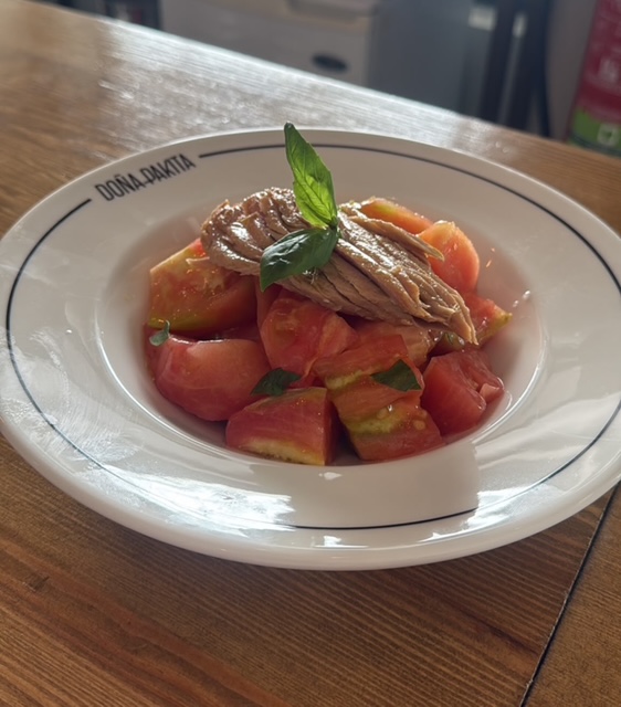 Tomate con ventresca aliñado con aceite de oliva virgen extra y vinagre de Jerez
