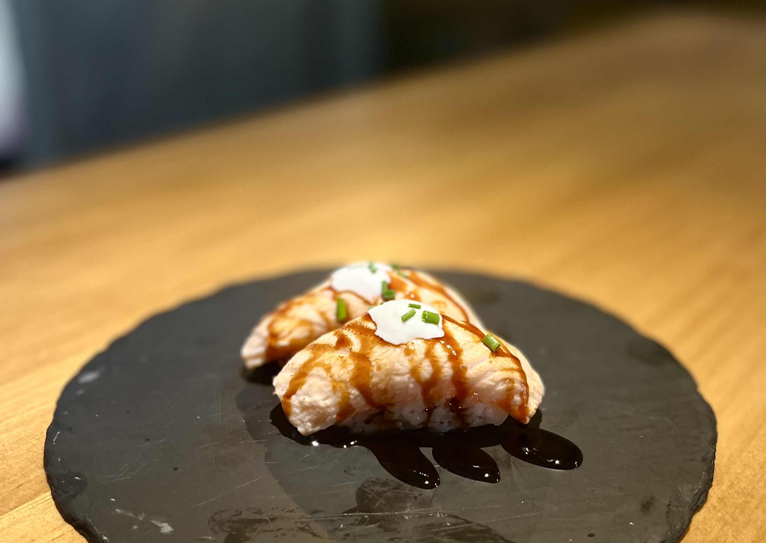 Teriyaki di salmone fiammato niguiri e crema di formaggio