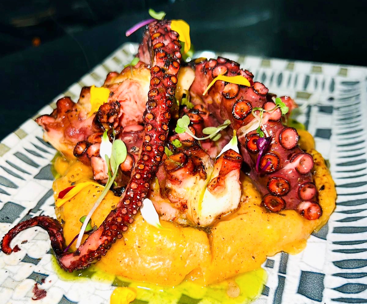 Pulpo a la brasa sobre ensaladilla rusa