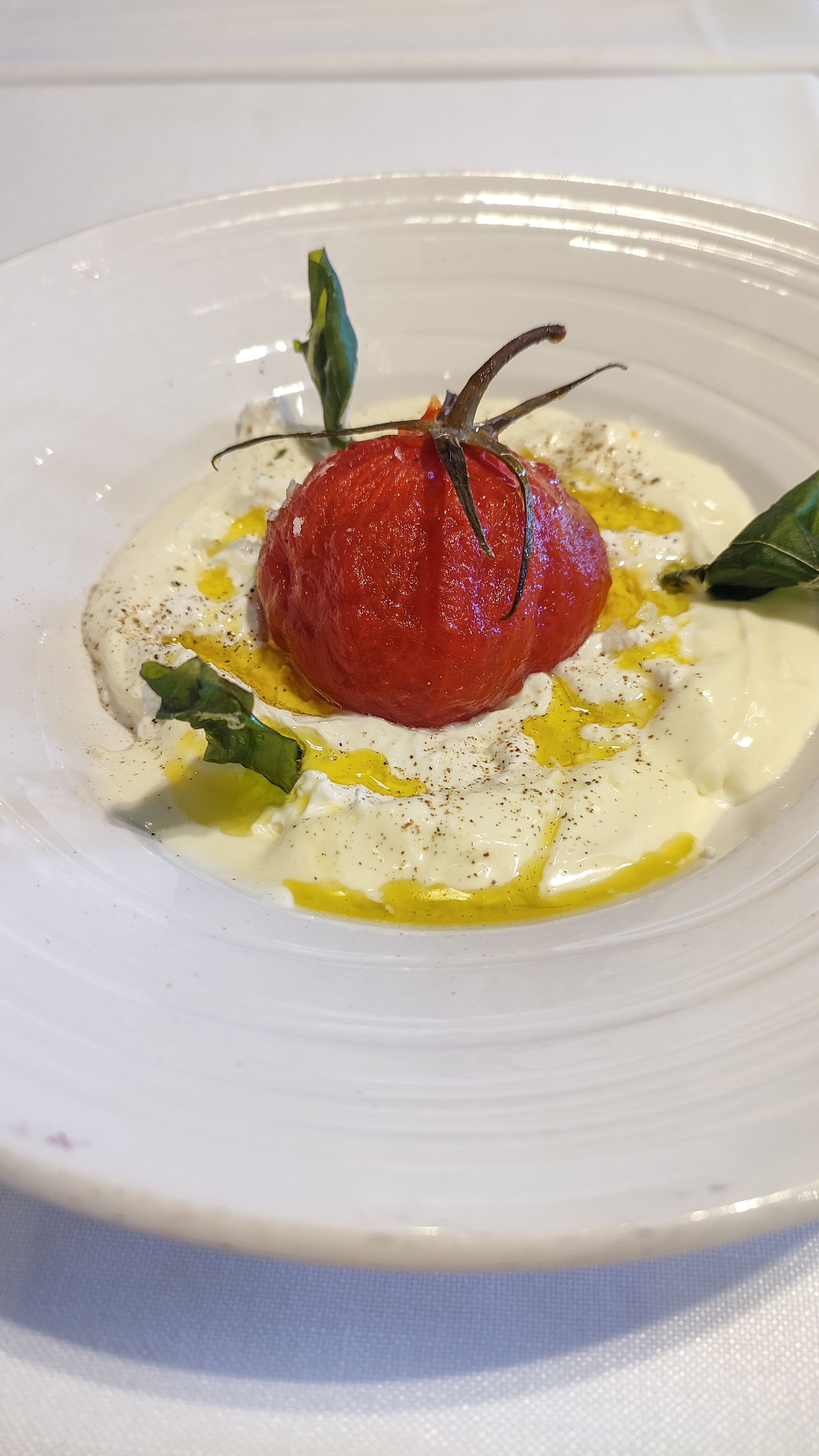 Corazón de burrata con tomate dulce y crujiente de albahaca