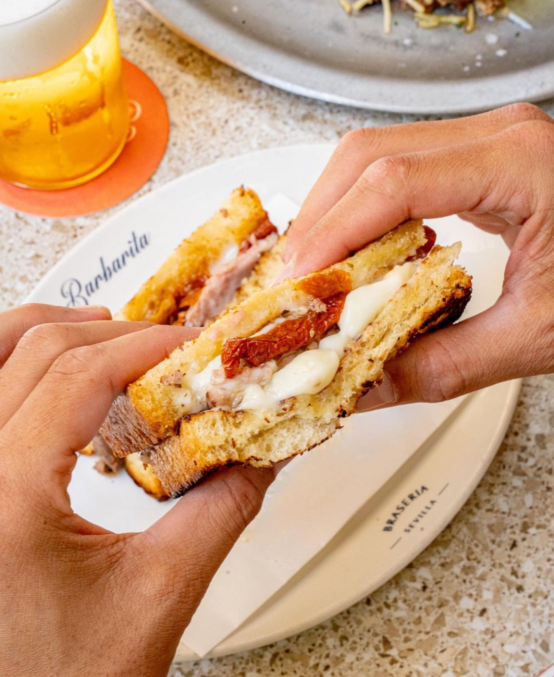 SANDWICH DE PAN BRIOCHE, con ternera, tomate seco y crema de payoyo