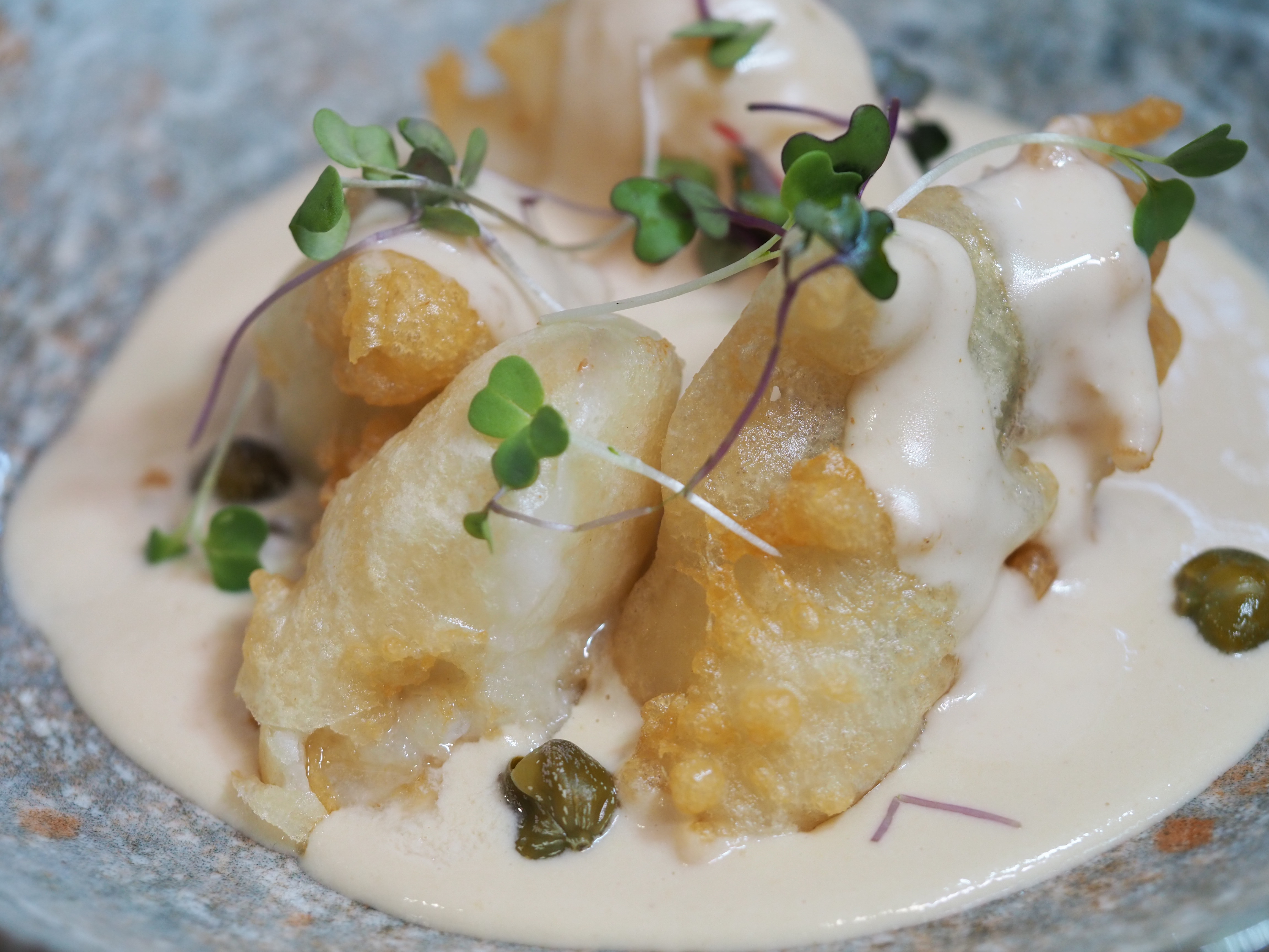 BACALAO EN TEMPURA SOBRE CREMA DE PUERROS Y PIL PIL DE SUS ESPINAS Y CALDO DASHI