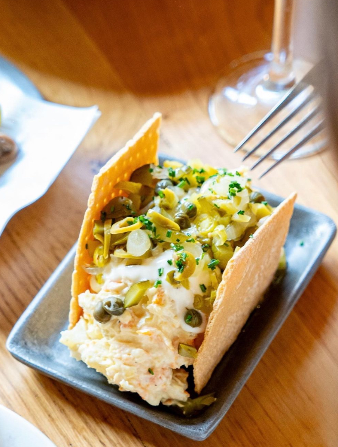 Ensaladilla rusa con mayo casera y picadillo de encurtidos