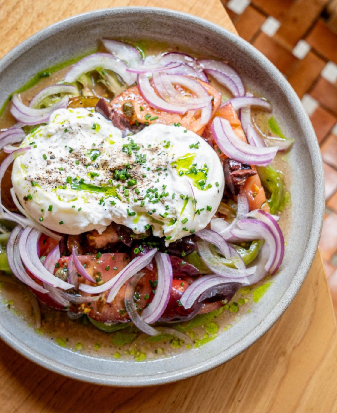 Burrata con ensalada de tomates ecológicos y kalamatas