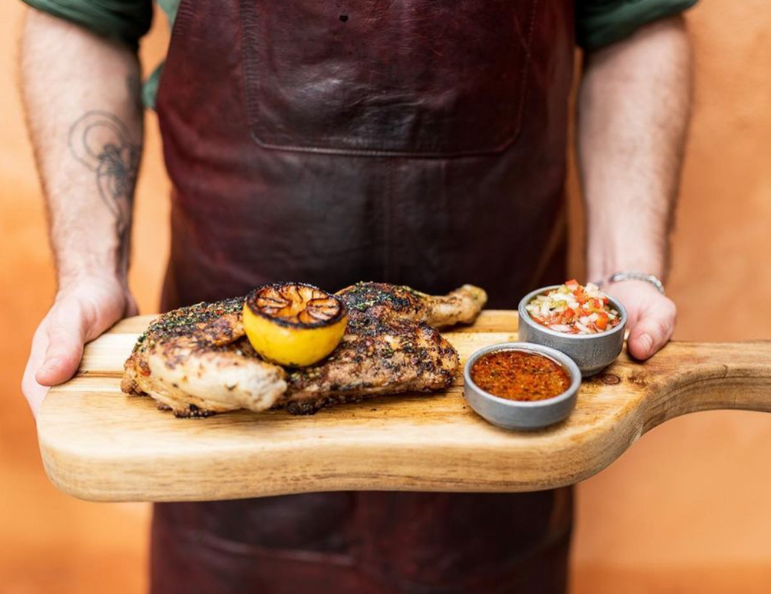 Medio pollo a la brasa con chimichurri de hierbas frescas