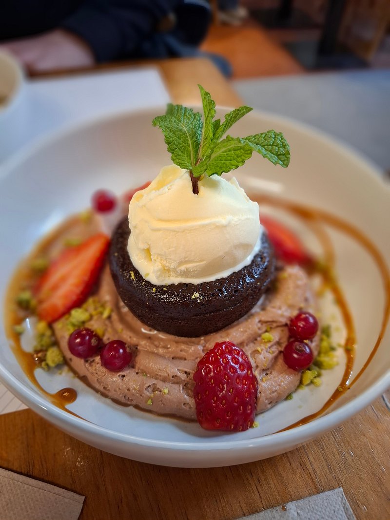 Coulant au chocolat avec mousse aux noisettes et glace à la crème