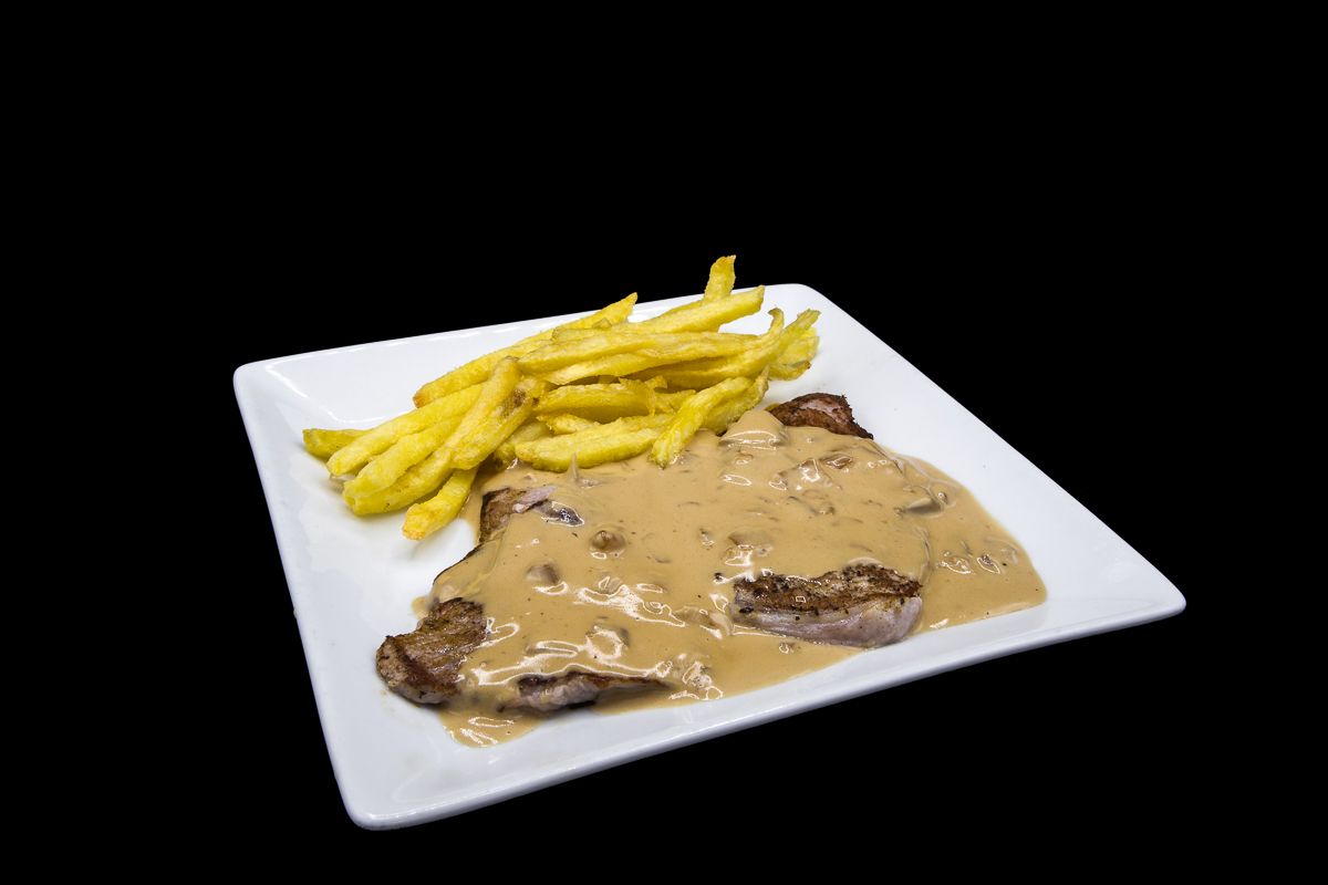 Grilled pork tenderloin in roquefort, whisky, “mojo picón”, almond, mushrooms or cheese and leek sauce