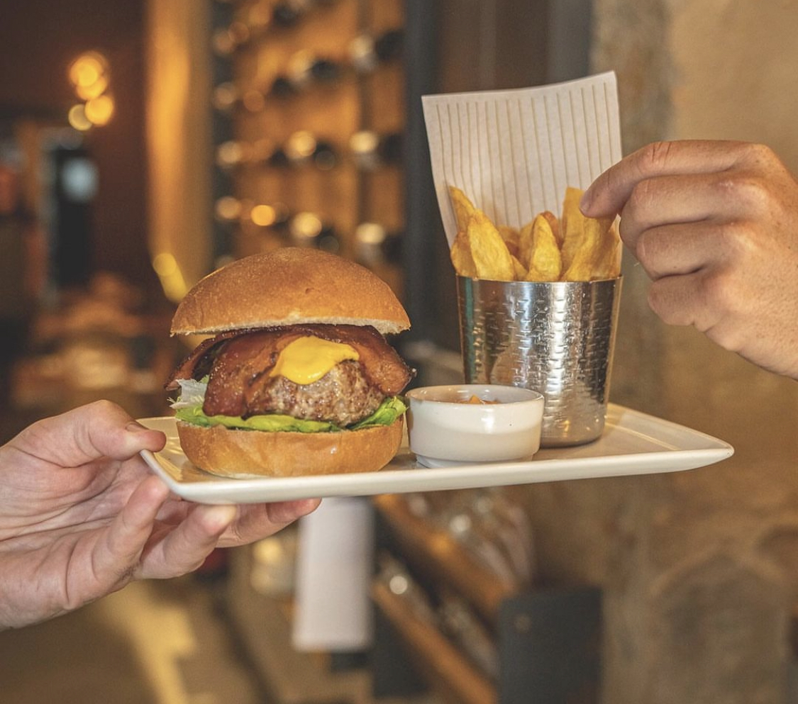 Burger con salsa de cheddar y crispy bacon