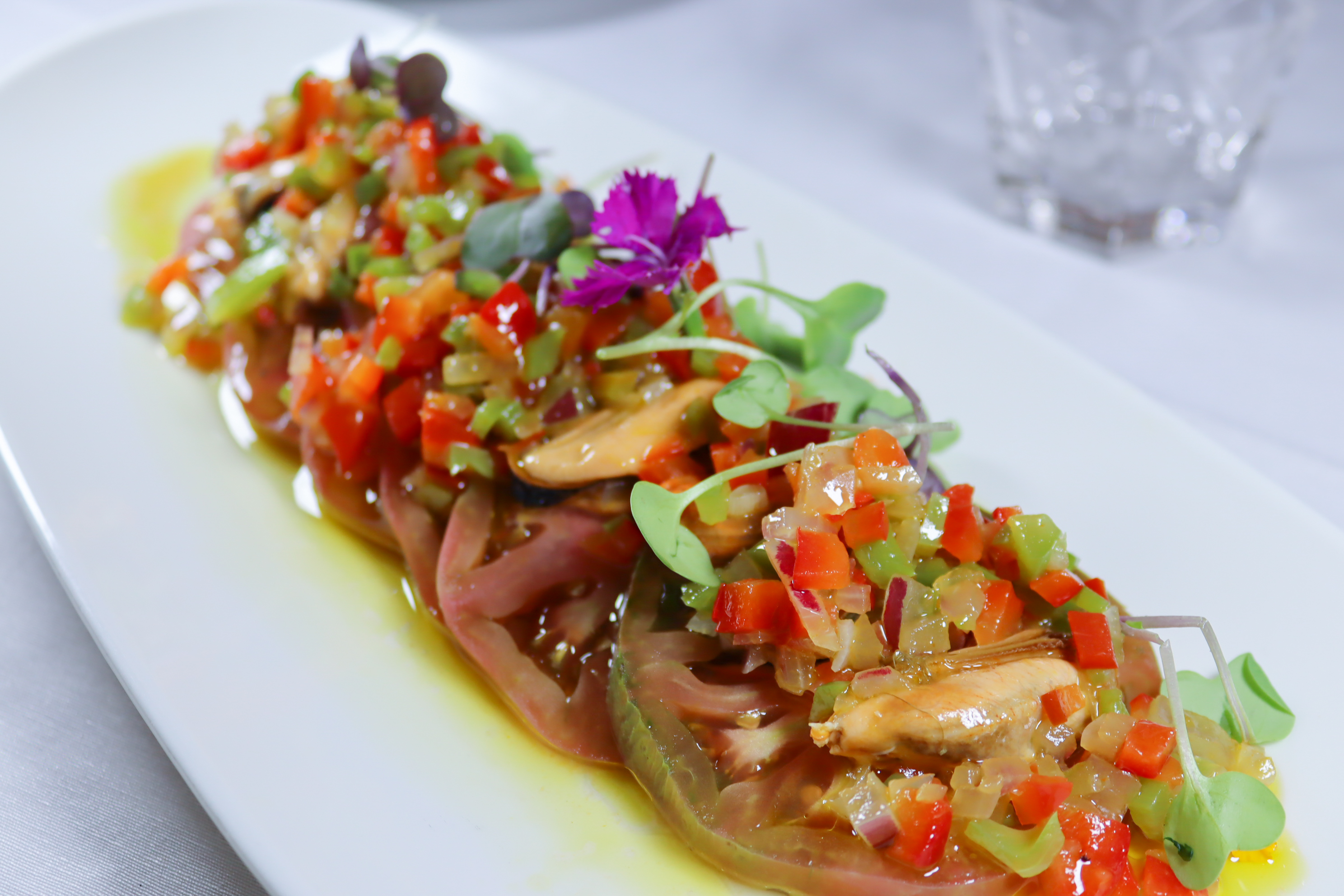 Tomate de temporada y mejillones en vinagreta de ají amarillo 