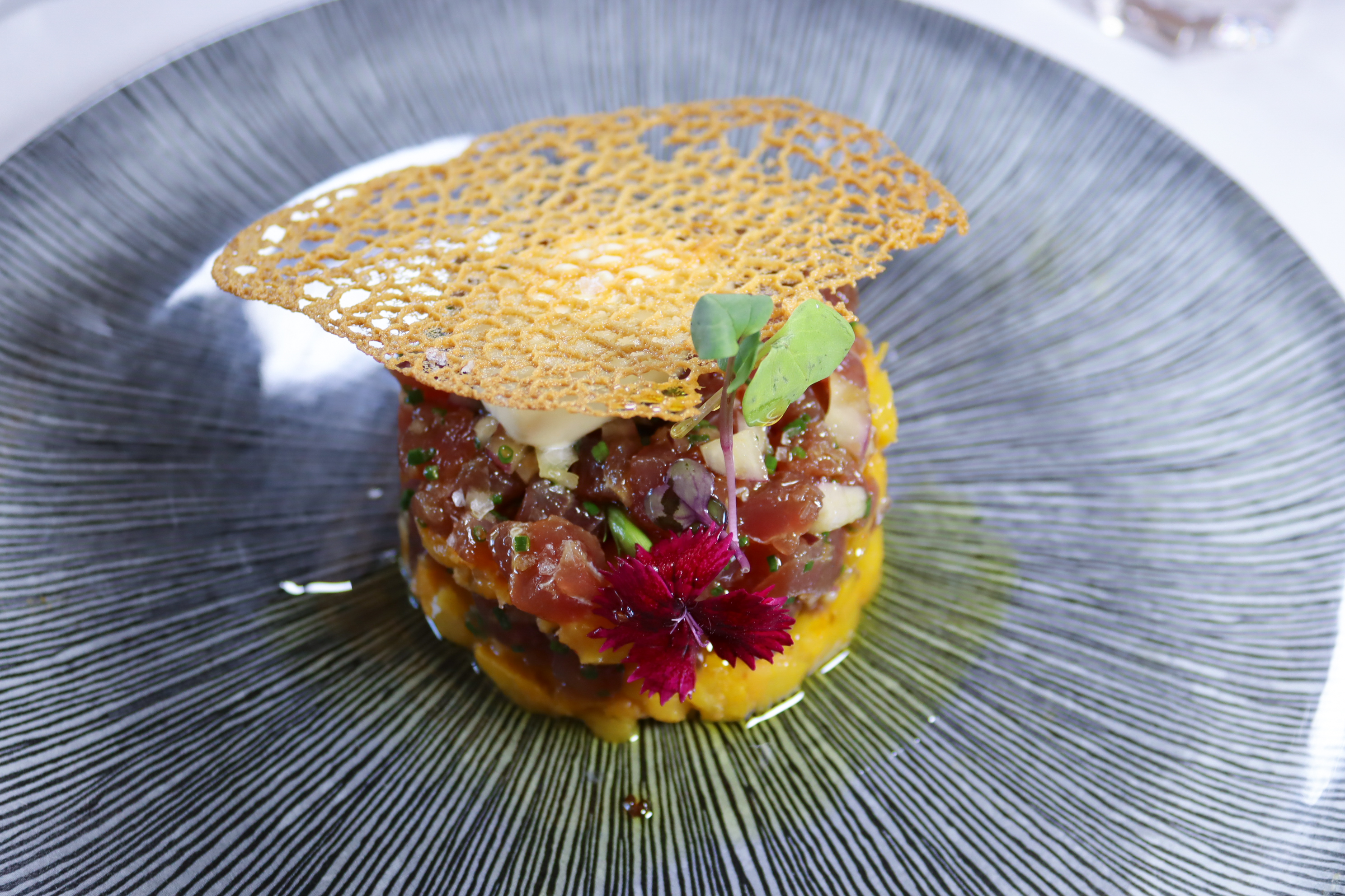 Tartar de atún rojo con mango en texturas y teja de aceite 