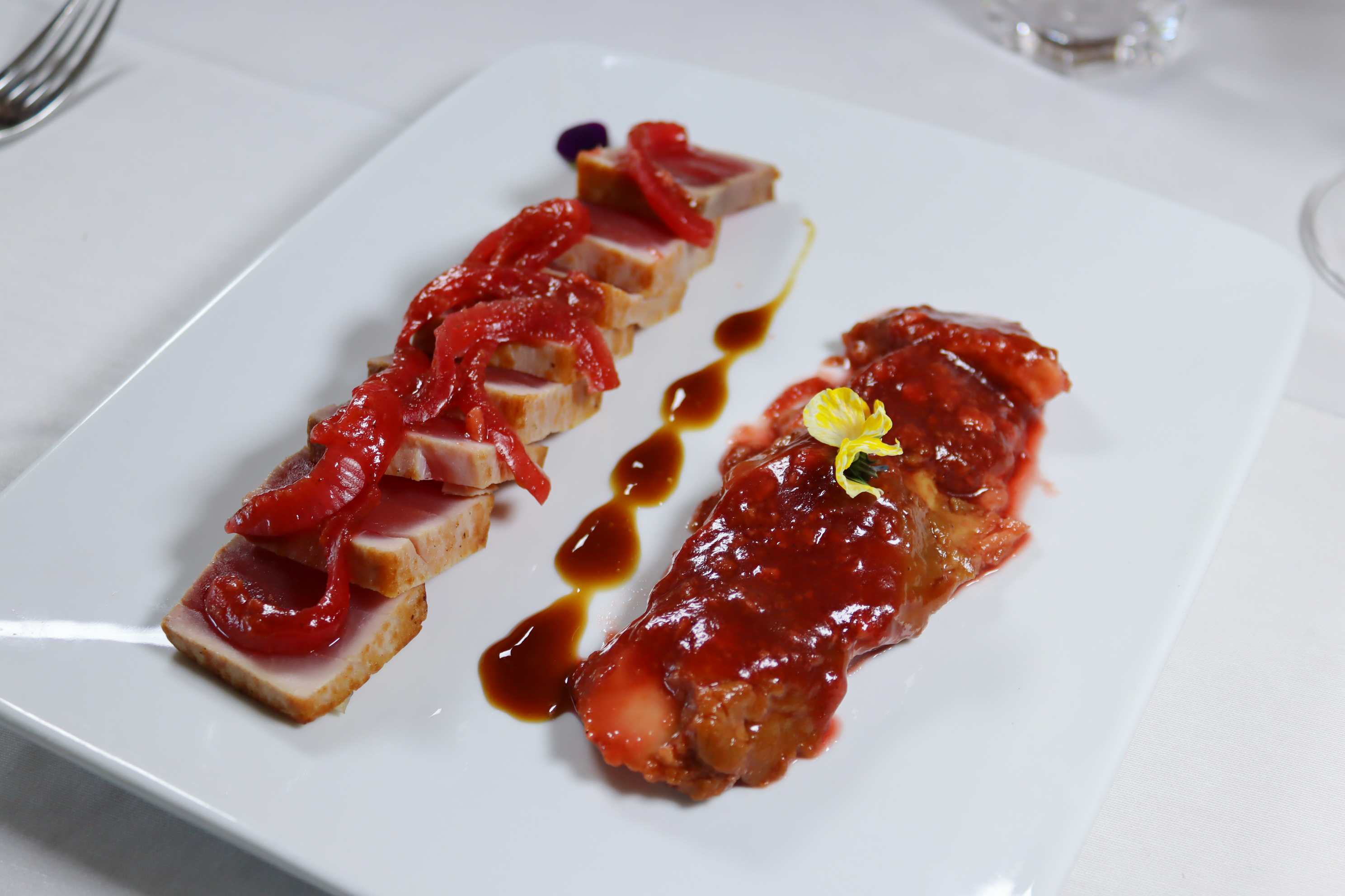 Tataki de atún rojo, salsa de soja texturizada y aguacate encurtido de remolacha